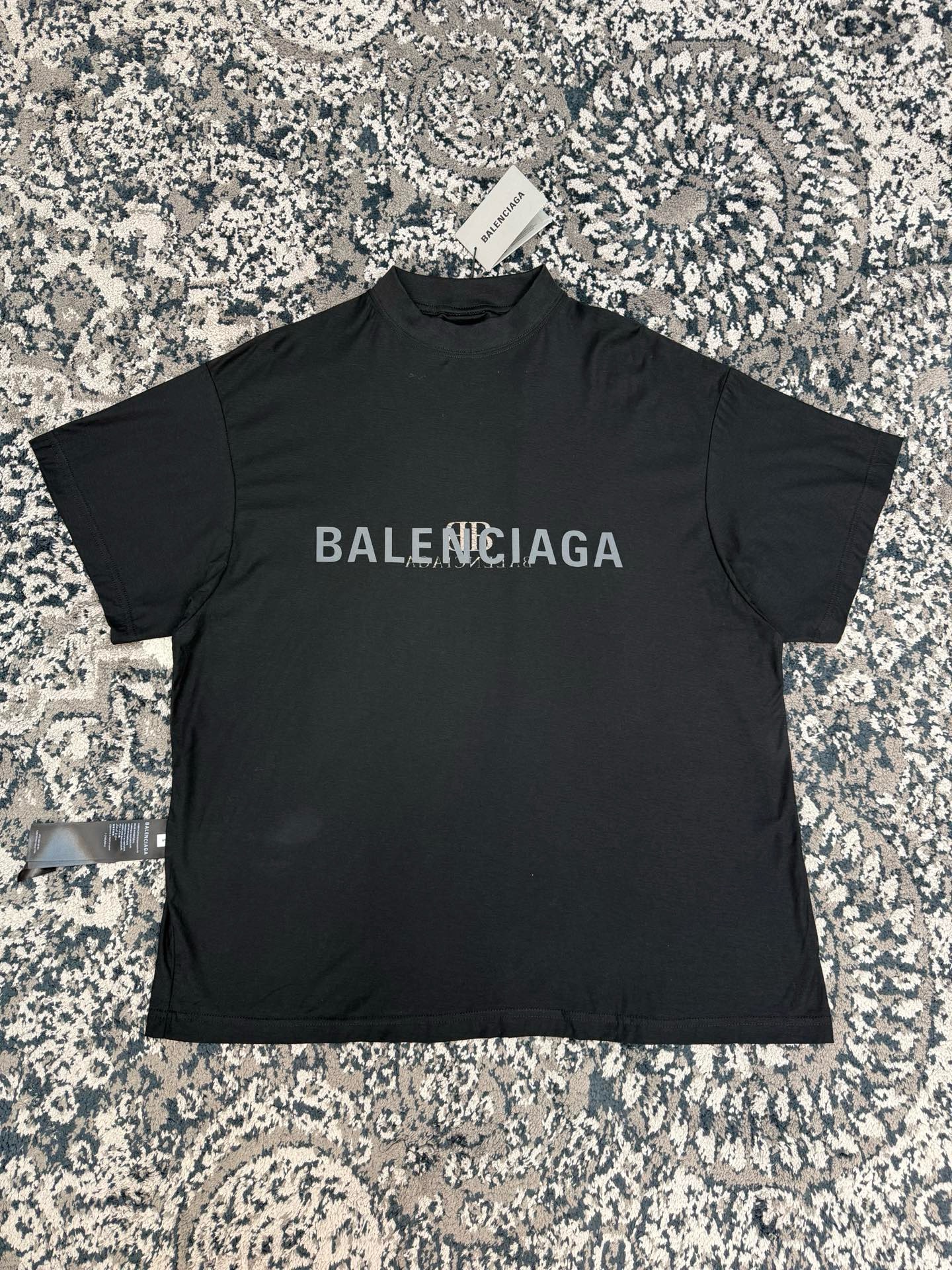 Футболка мужская Balenciaga двусторонняя  чёрного цвета с контрастным логотипом