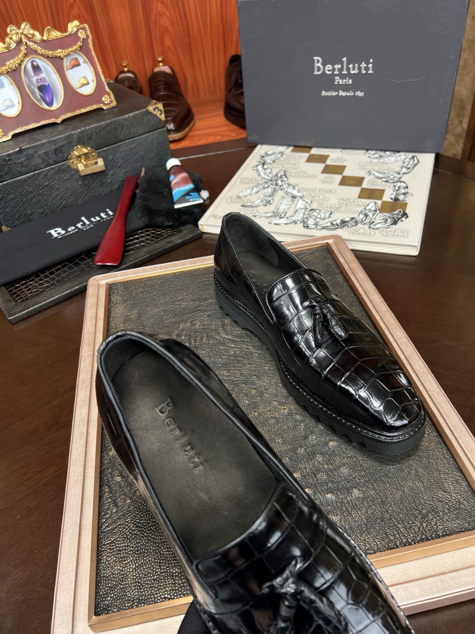 Лоферы мужские в стиле Berluti из кожи крокодила черного цвета