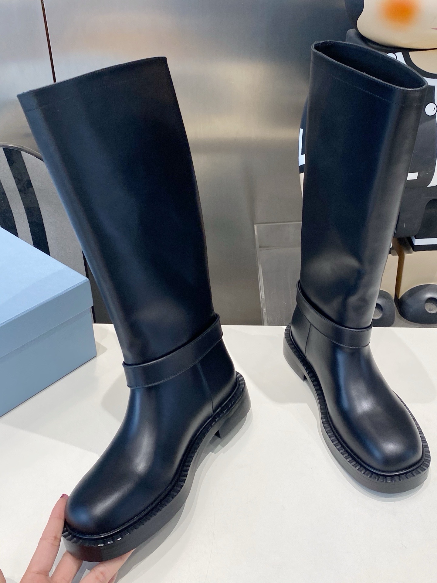 Сапоги женские Prada с ремешком чёрного цвета