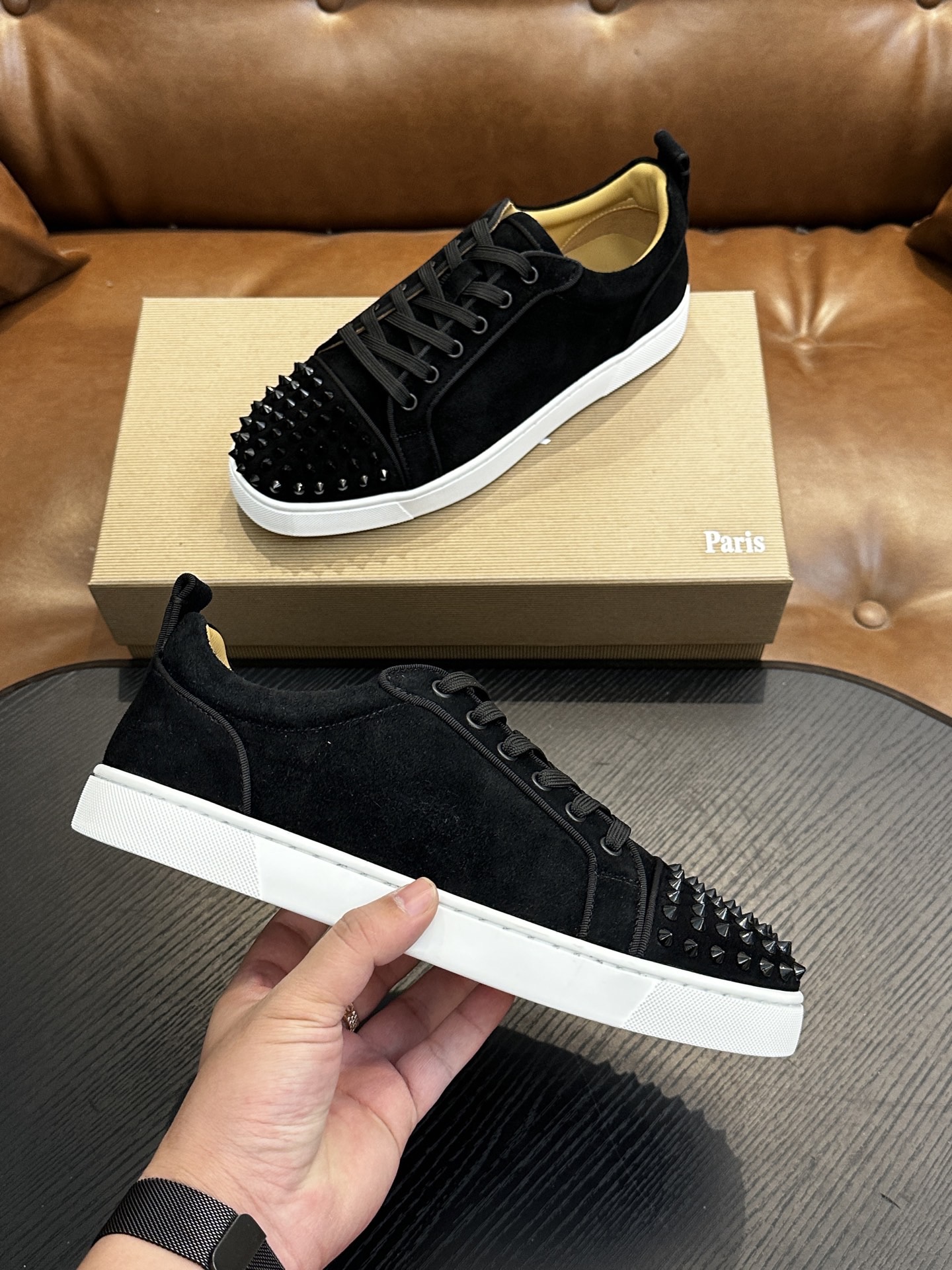 Кроссовки мужские в стиле Christian Louboutin чёрного цвета с шипами и белой подошвой