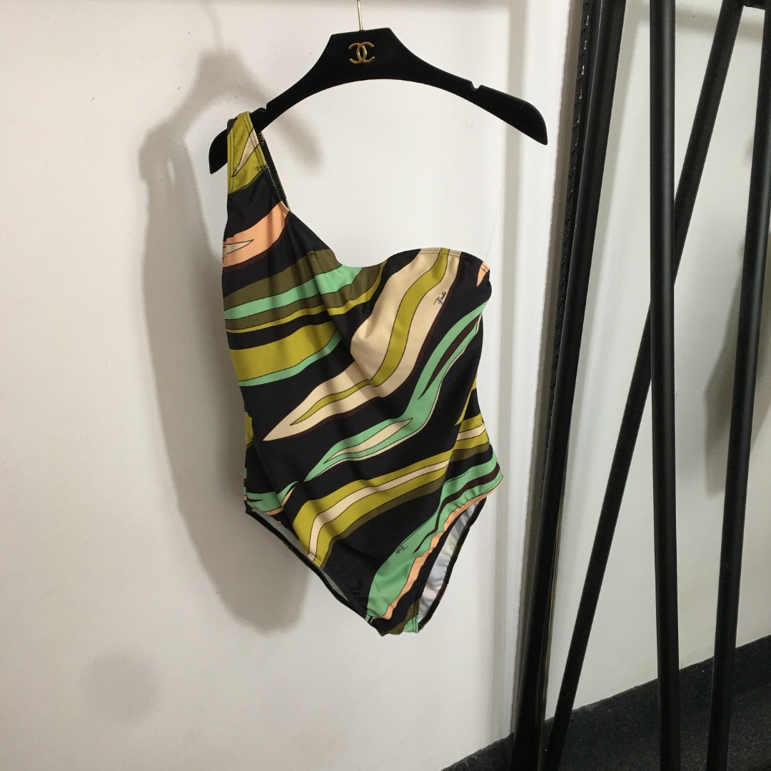 Купальник женский в стиле Emilio Pucci слитный зелёного цвета с принтом на одно плечо