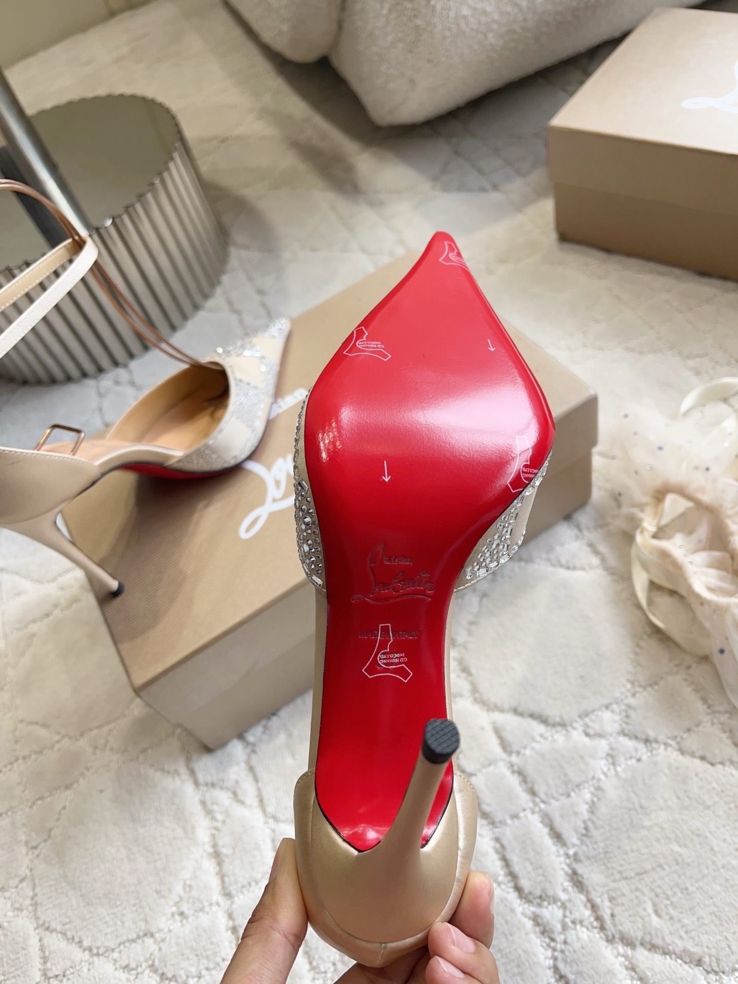 Туфли женские в стиле Christian Louboutin So Kate со съемной сеткой и стразами бежевого цвета