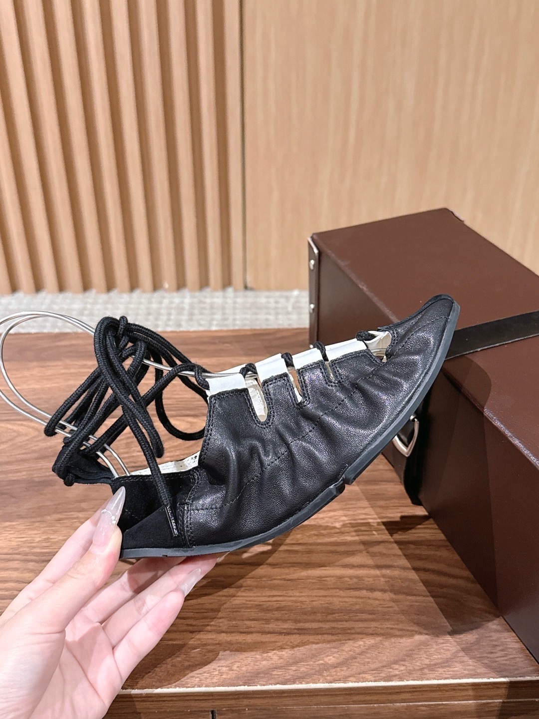 Балетки женские в стиле Alaïa Fold из натуральной замши со шнуровкой черно-молочного цвета