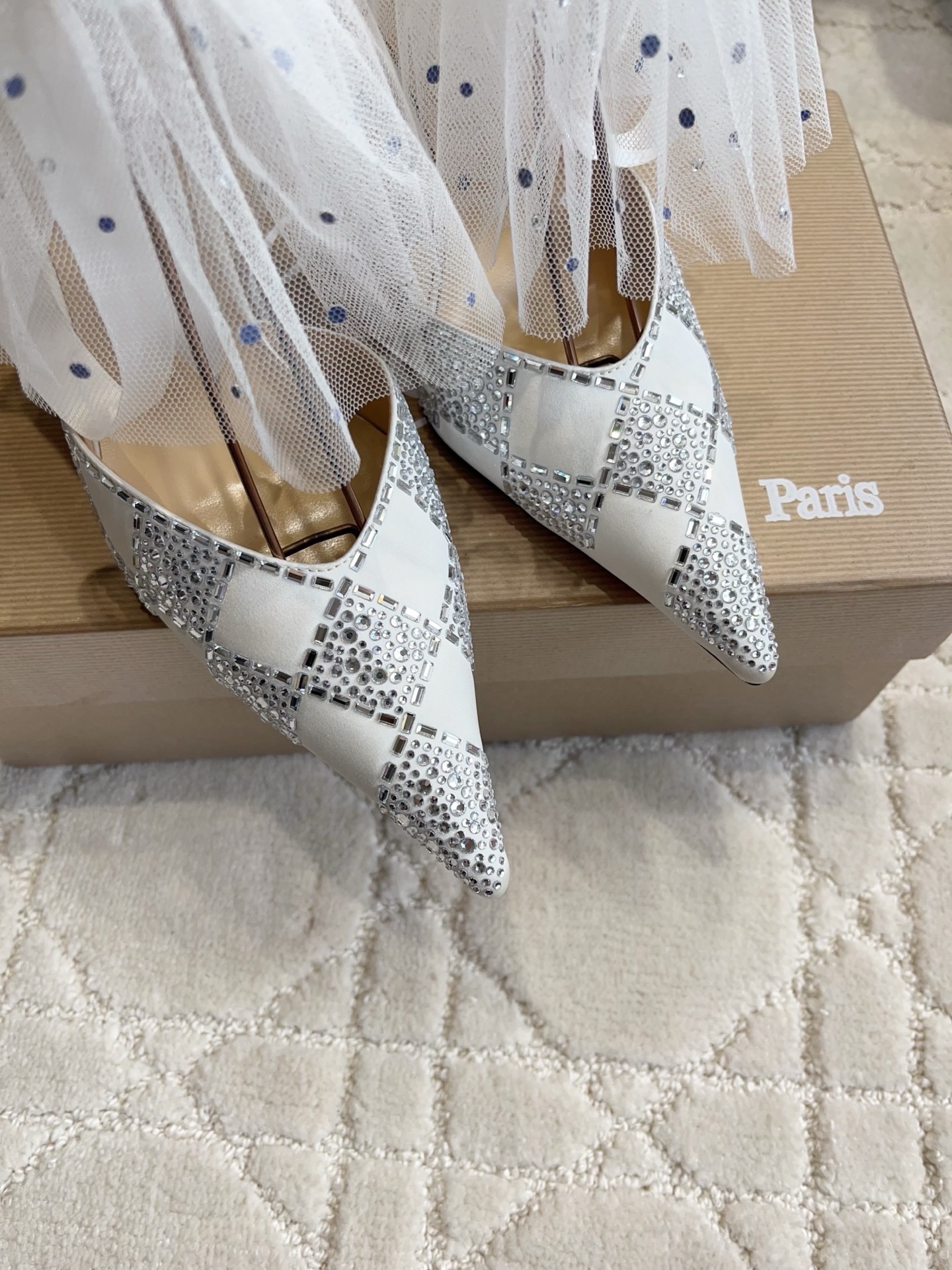 Туфли женские Christian Louboutin So Kate со съемной сеткой и стразами белого цвета