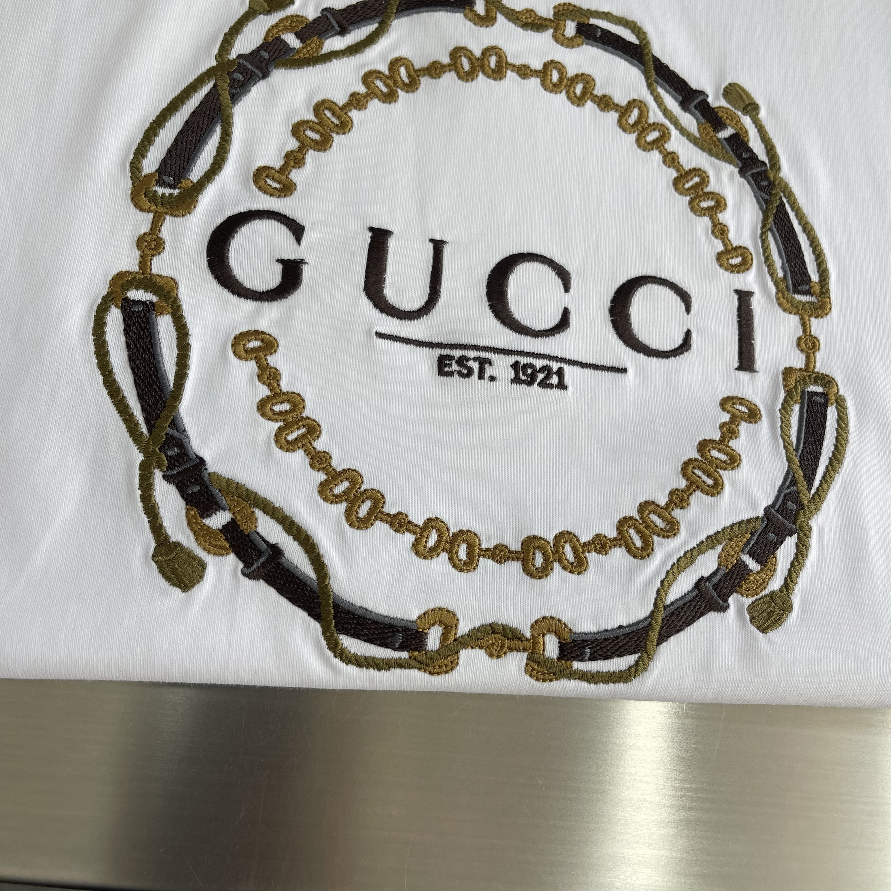 Футболка женская в стиле Gucci с принтом логотипа прямого кроя