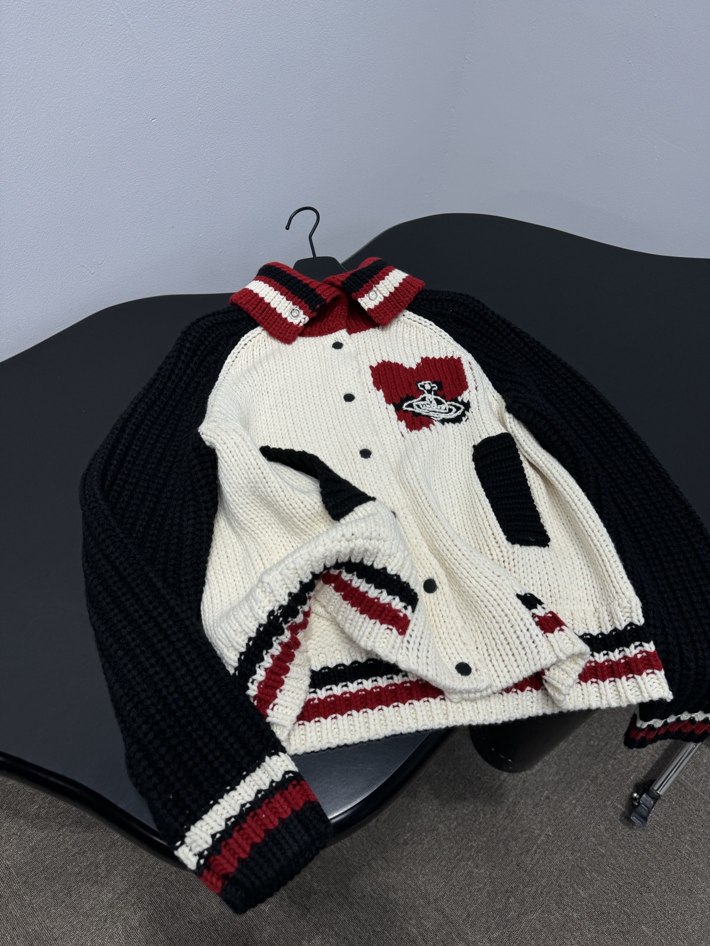 Кардиган женский в стиле Vivienne Westwood  с контрастными рукавами и вышивкой