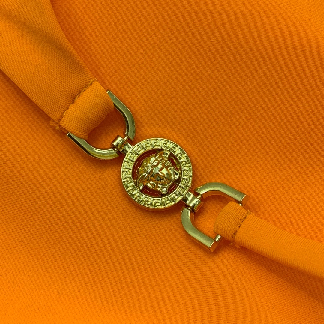 Купальник женский в стиле Versace оранжевого цвета с декоративной фурнитурой