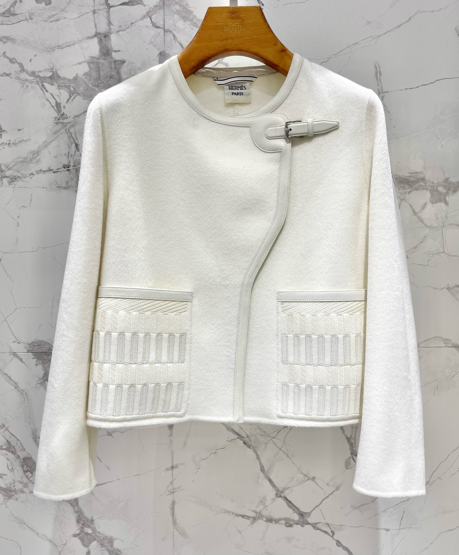 Жакет женский в стиле Hermès с вышивкой и кожаной отделкой, белого цвета
