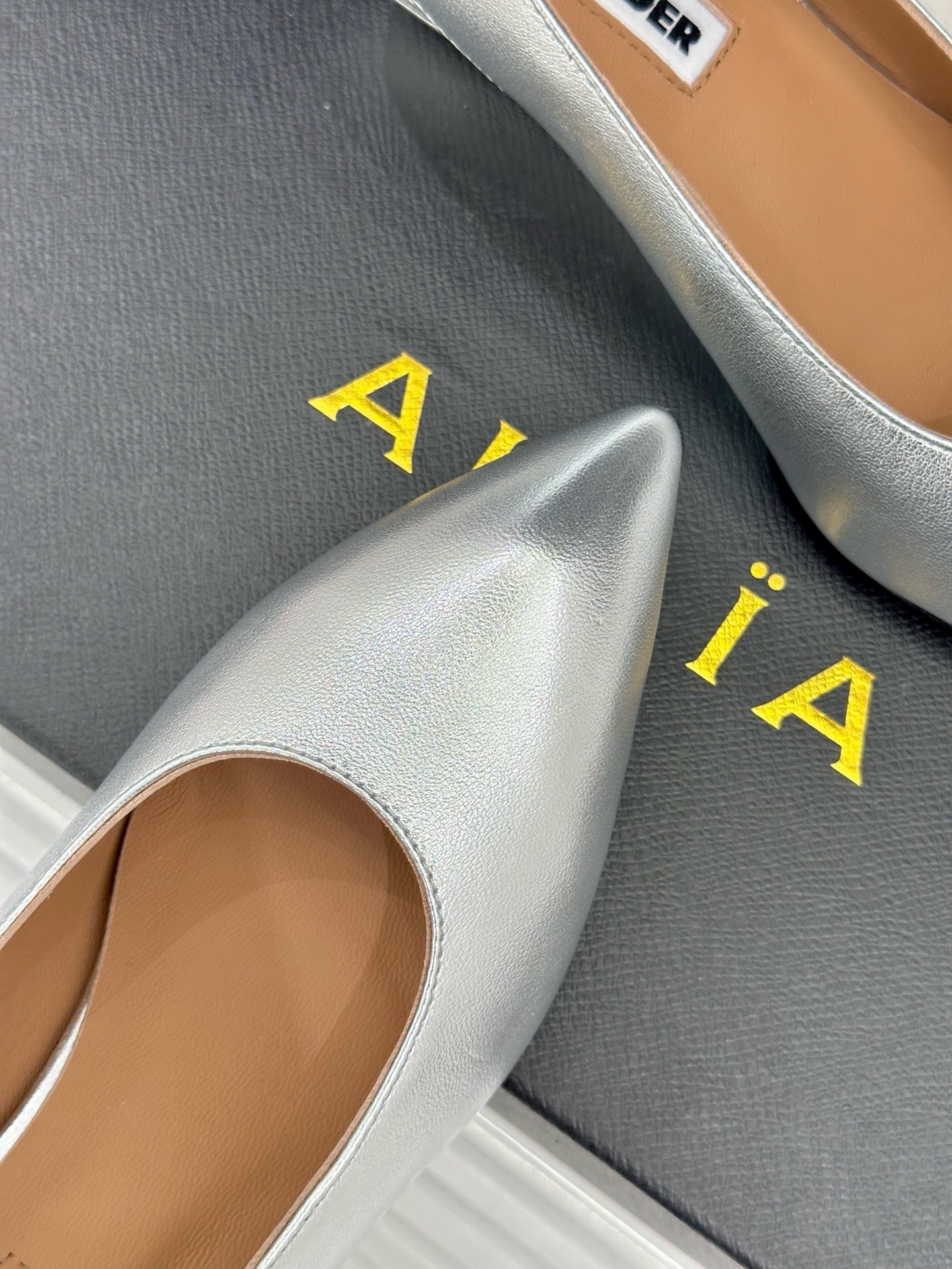 Туфли женские в стиле Jil Sander серебристого цвета