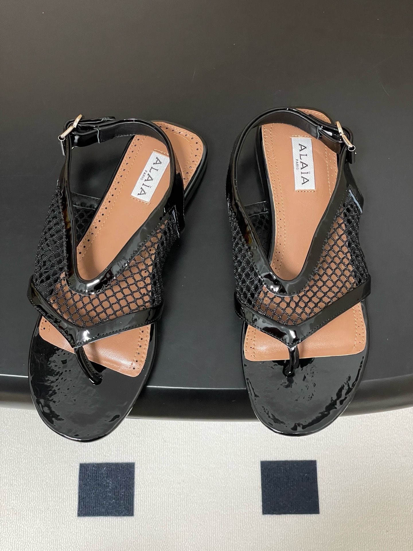 Сандалии женские Alaïa Fishnet Thong чёрного цвета