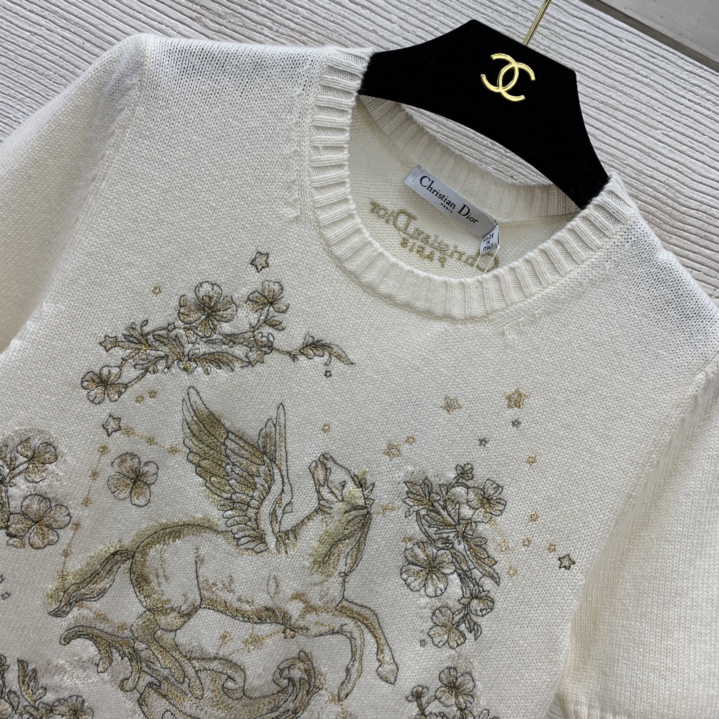 Джемпер женский в стиле Christian Dior кремового цвета с вышивкой и коротким рукавом