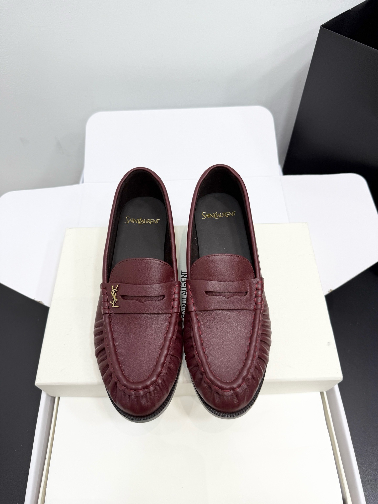 Лоферы женские в стиле Saint Laurent Le Loafer бордового цвета