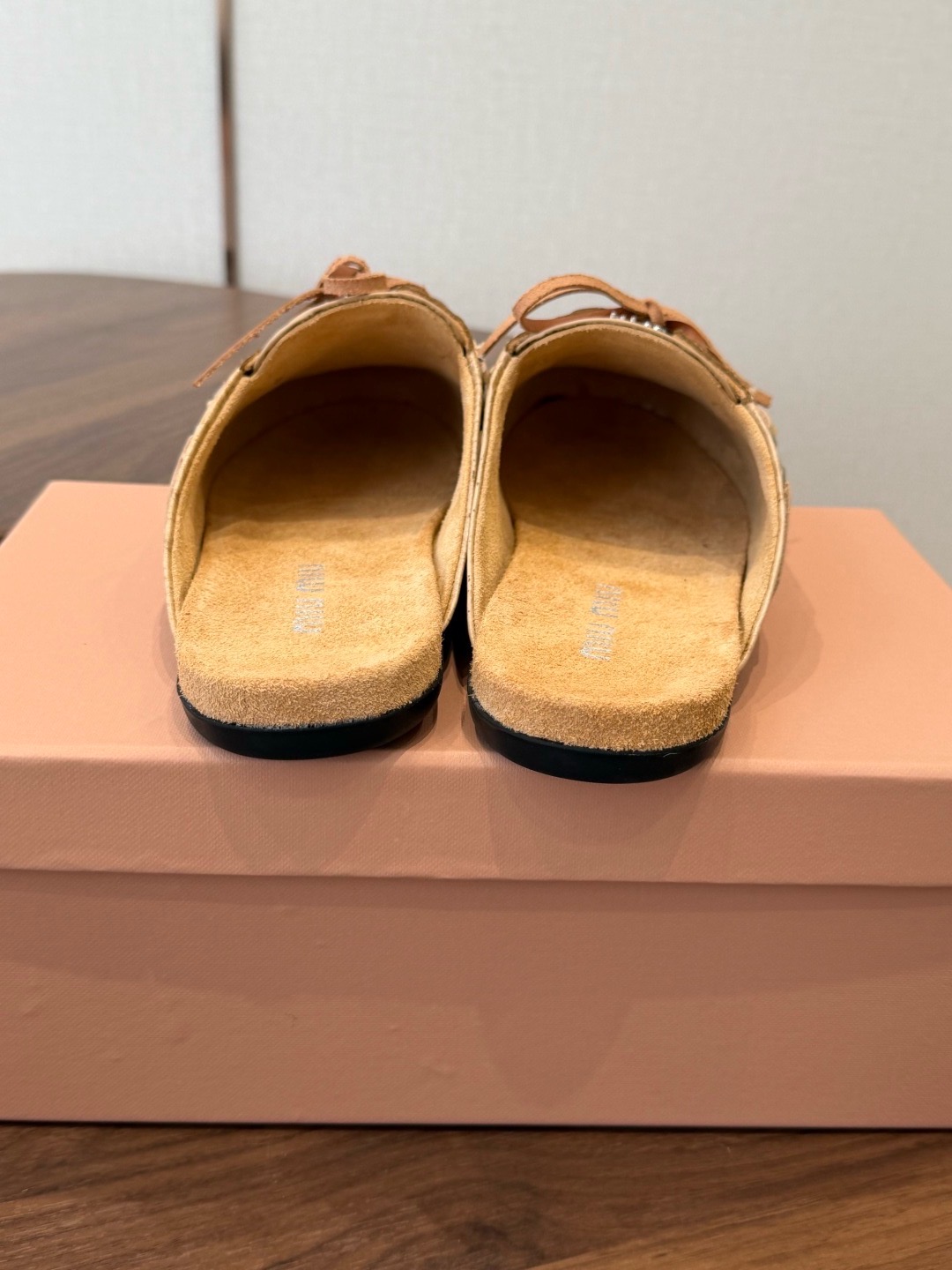 Мюли женские Miu Miu бежевого цвета