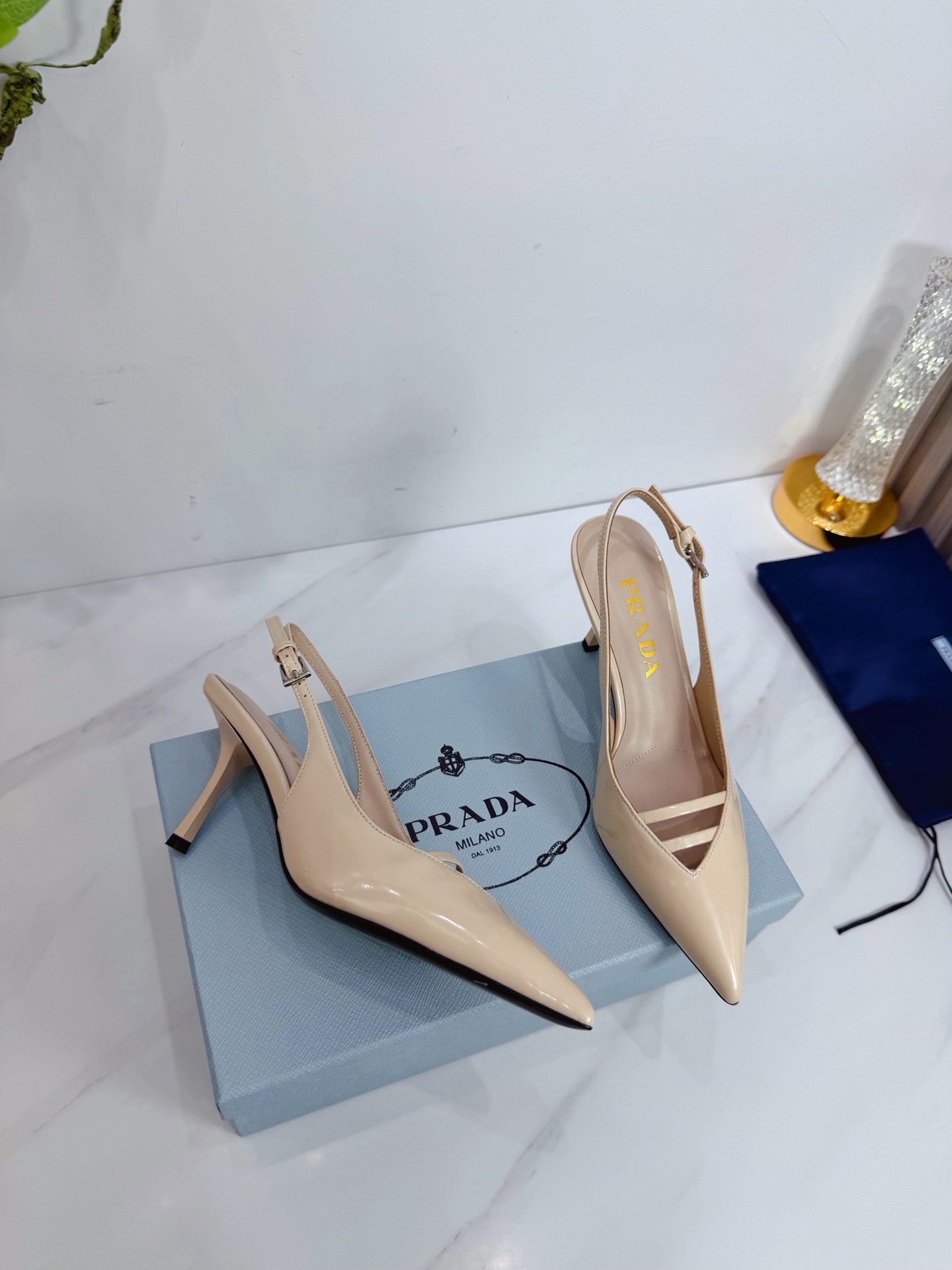 Туфли женские Prada из натуральной кожи бежевого цвета