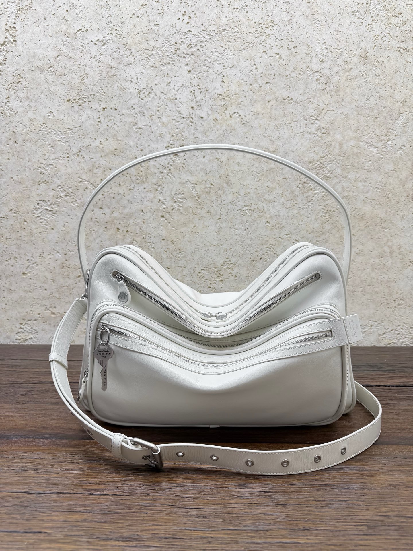 Сумка женская Acne Studios Camera Bag белого цвета