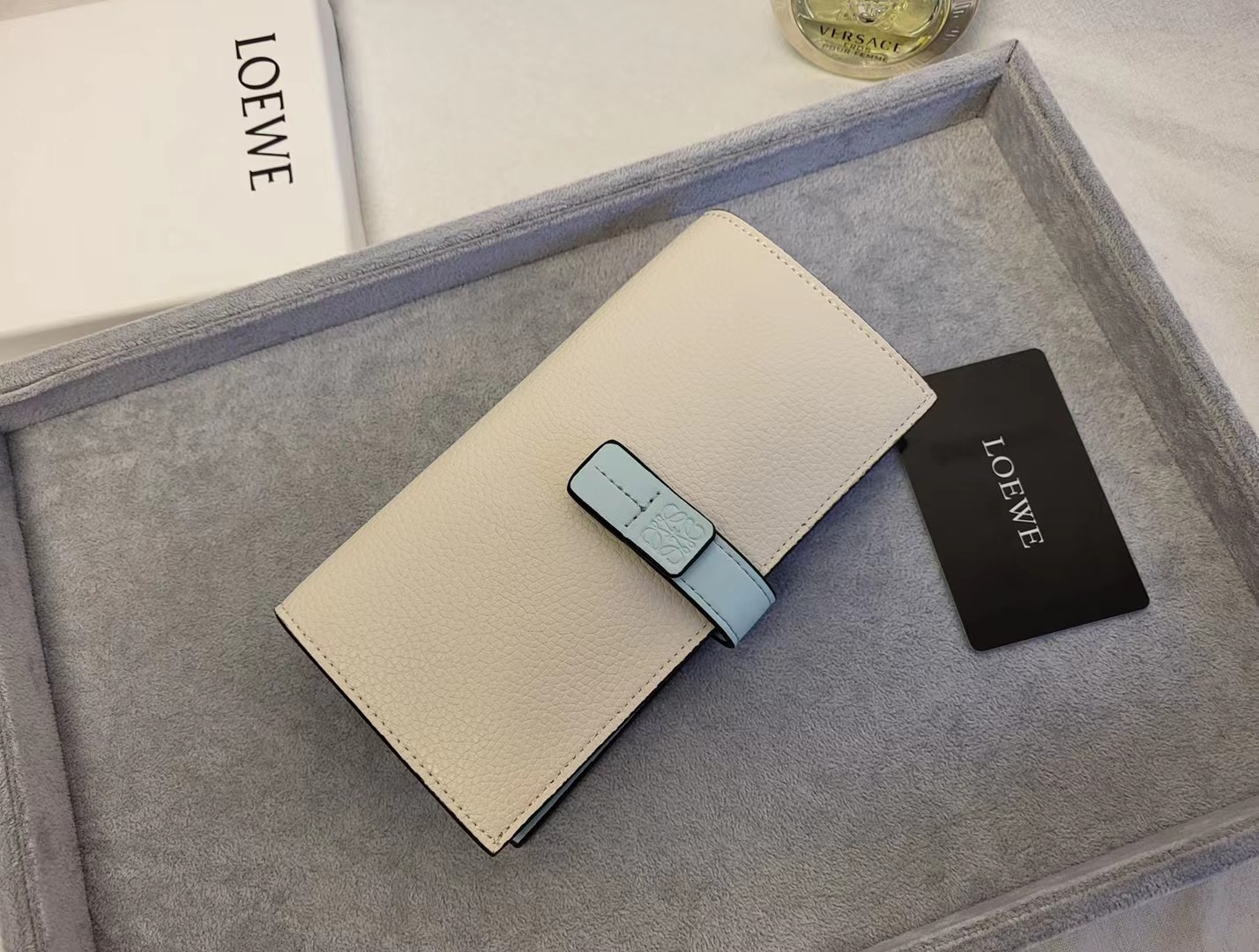 Кошелёк женский в стиле Loewe L1101 молочного цвета с голубой вставкой