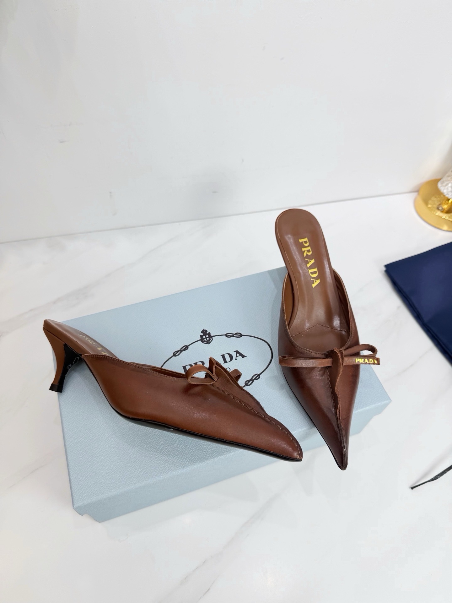 Мюли женские в стиле Prada из натуральной кожи коричневого цвета
