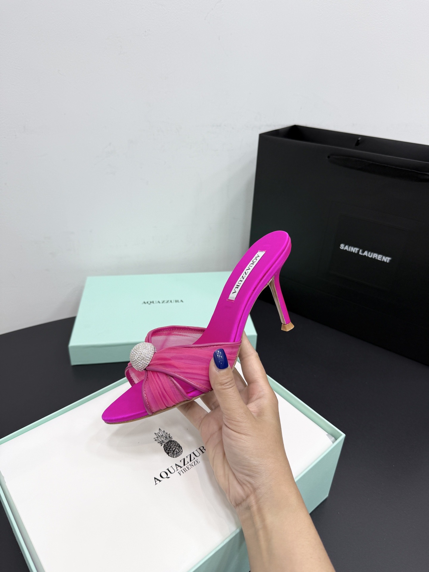 Мюли женские Aquazzura из натурального шёлка ярко-розового цвета