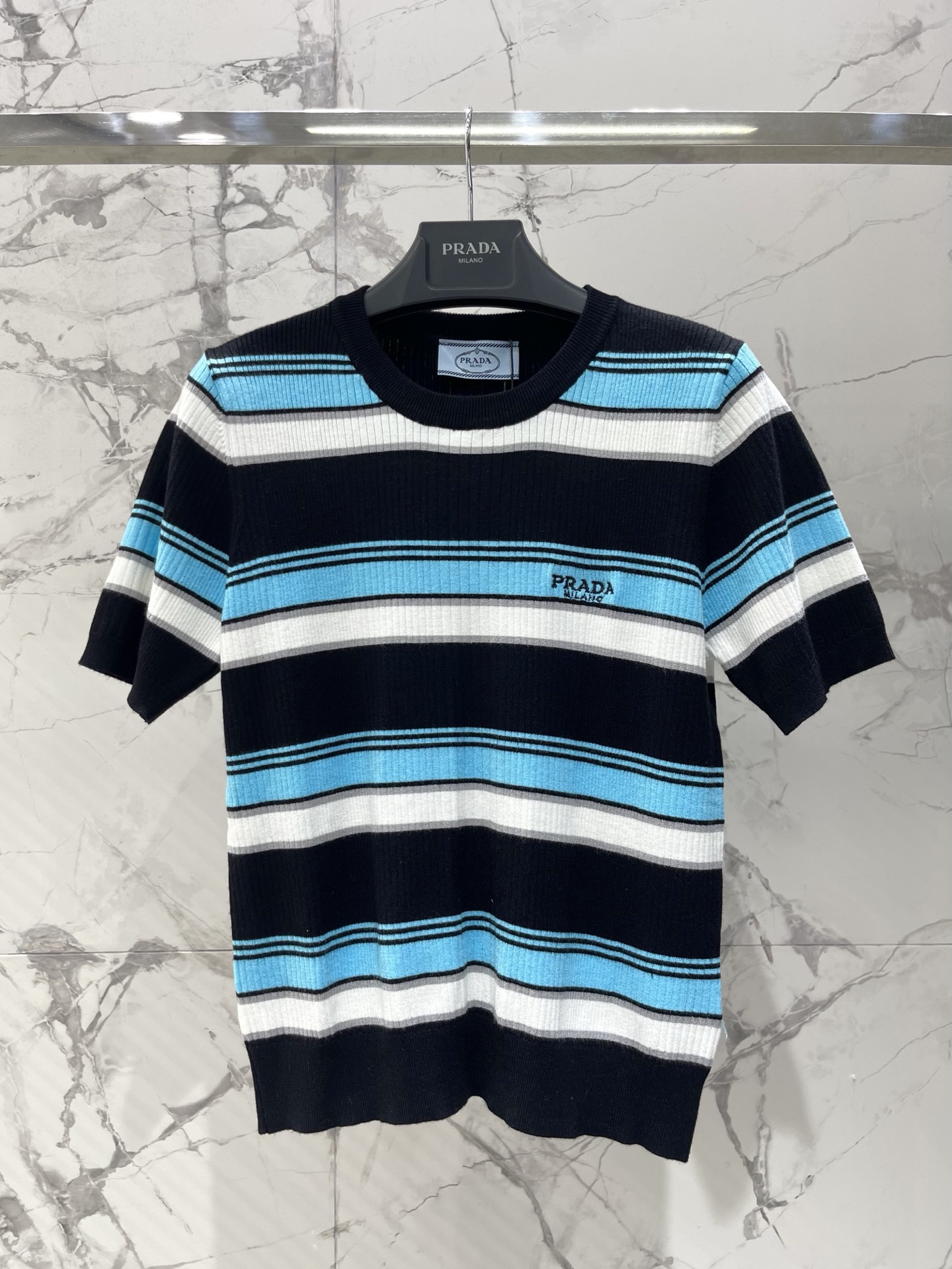 Футболка женская в стиле Prada вязаная в полоску с коротким рукавом черного цвета