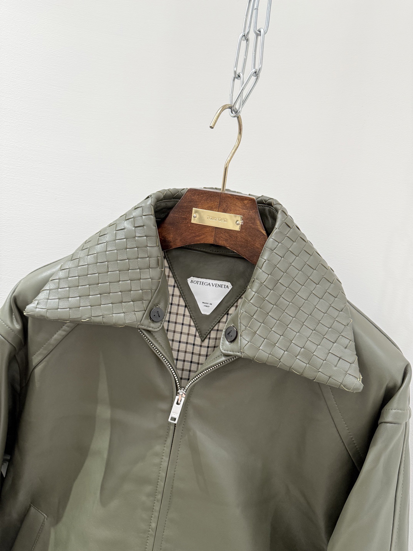 Куртка мужская в стиле Bottega Veneta тёмно-зелёного цвета с плетёным воротником