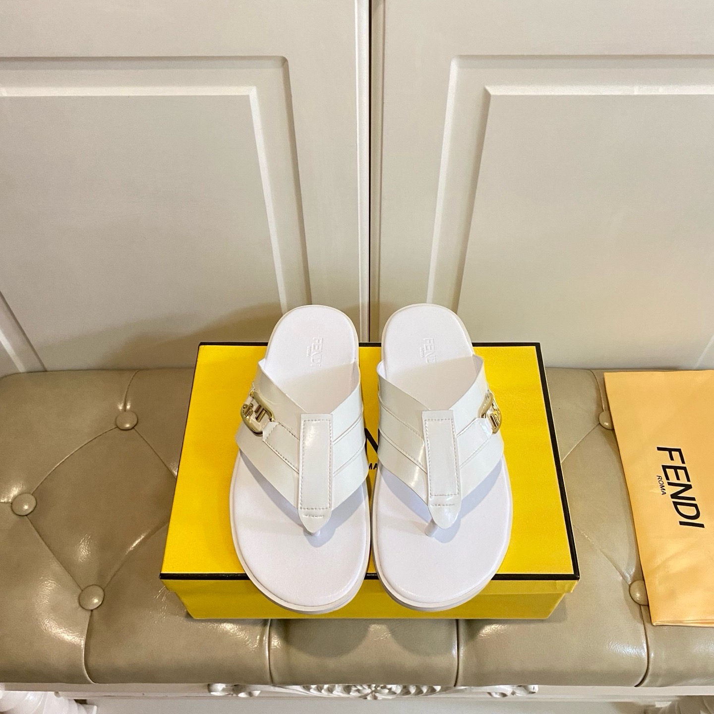 Шлёпанцы в стиле Fendi из натуральной кожи с ремешками