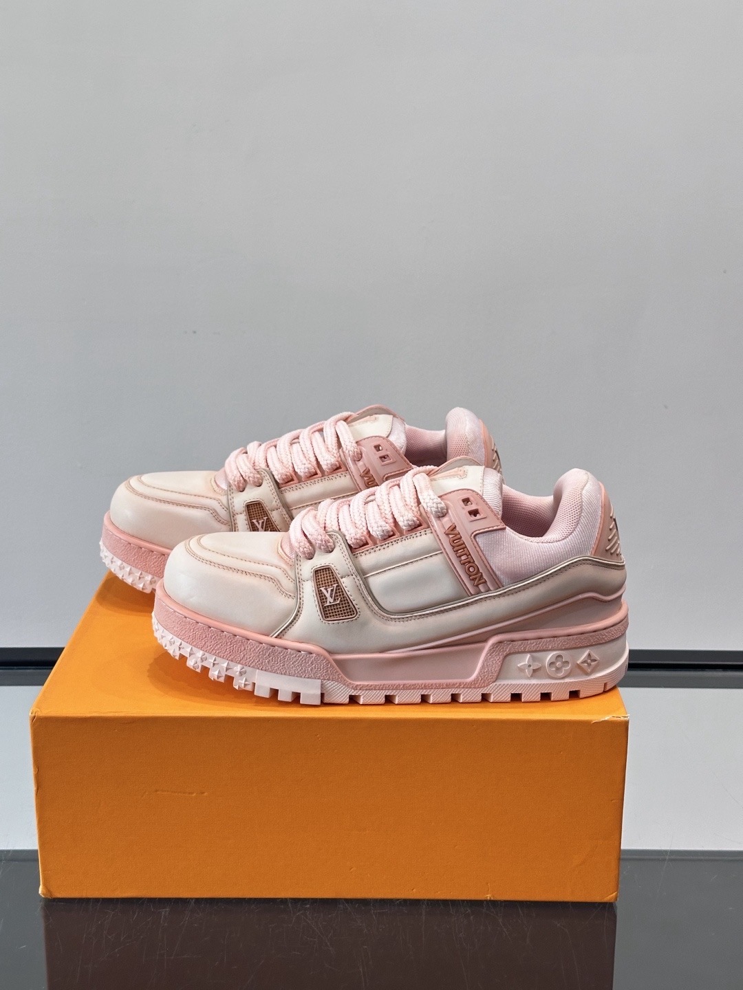 Кроссовки унисекс в стиле Louis Vuitton Trainer розового цвета