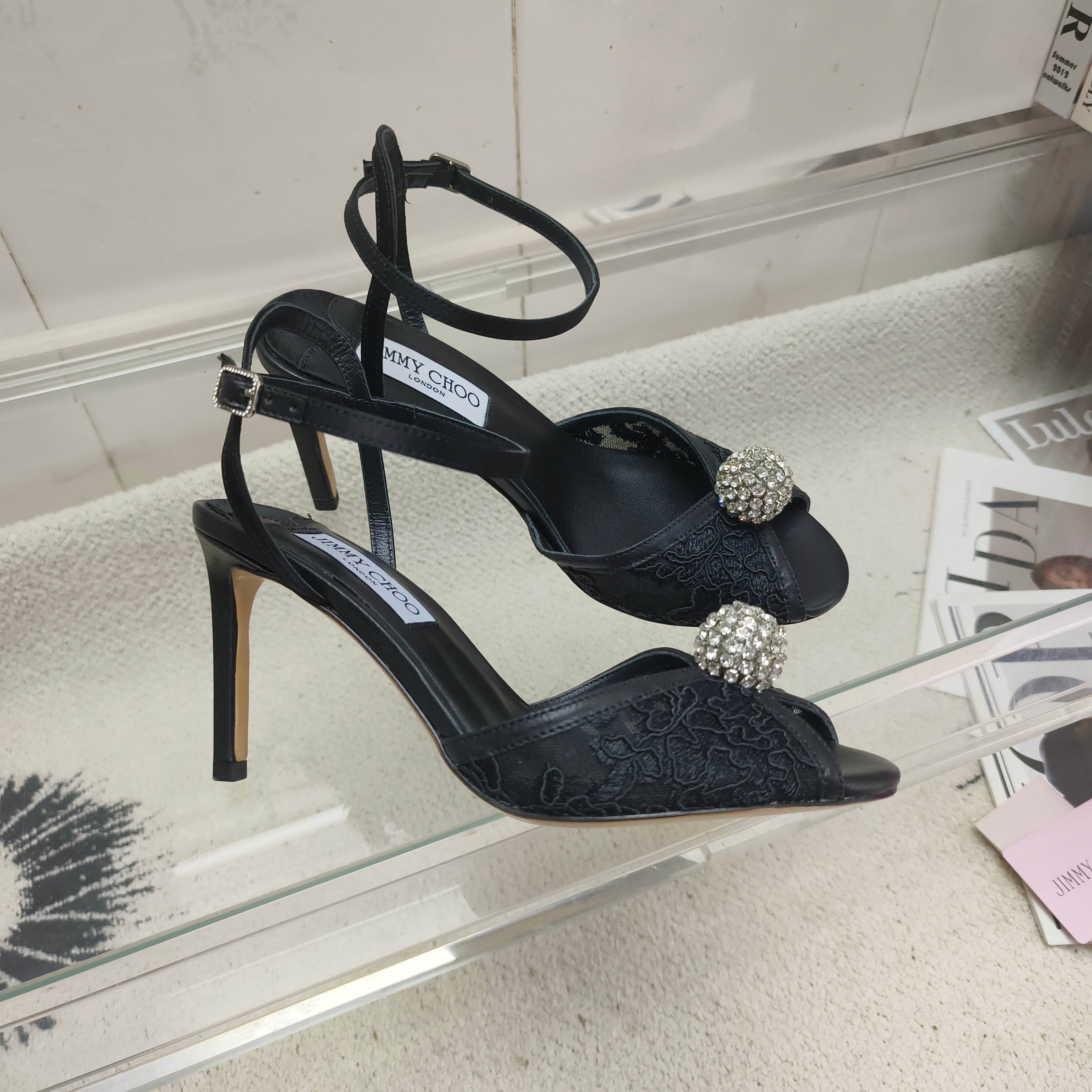 Босоножки женские в стиле Jimmy Choo черного цвета