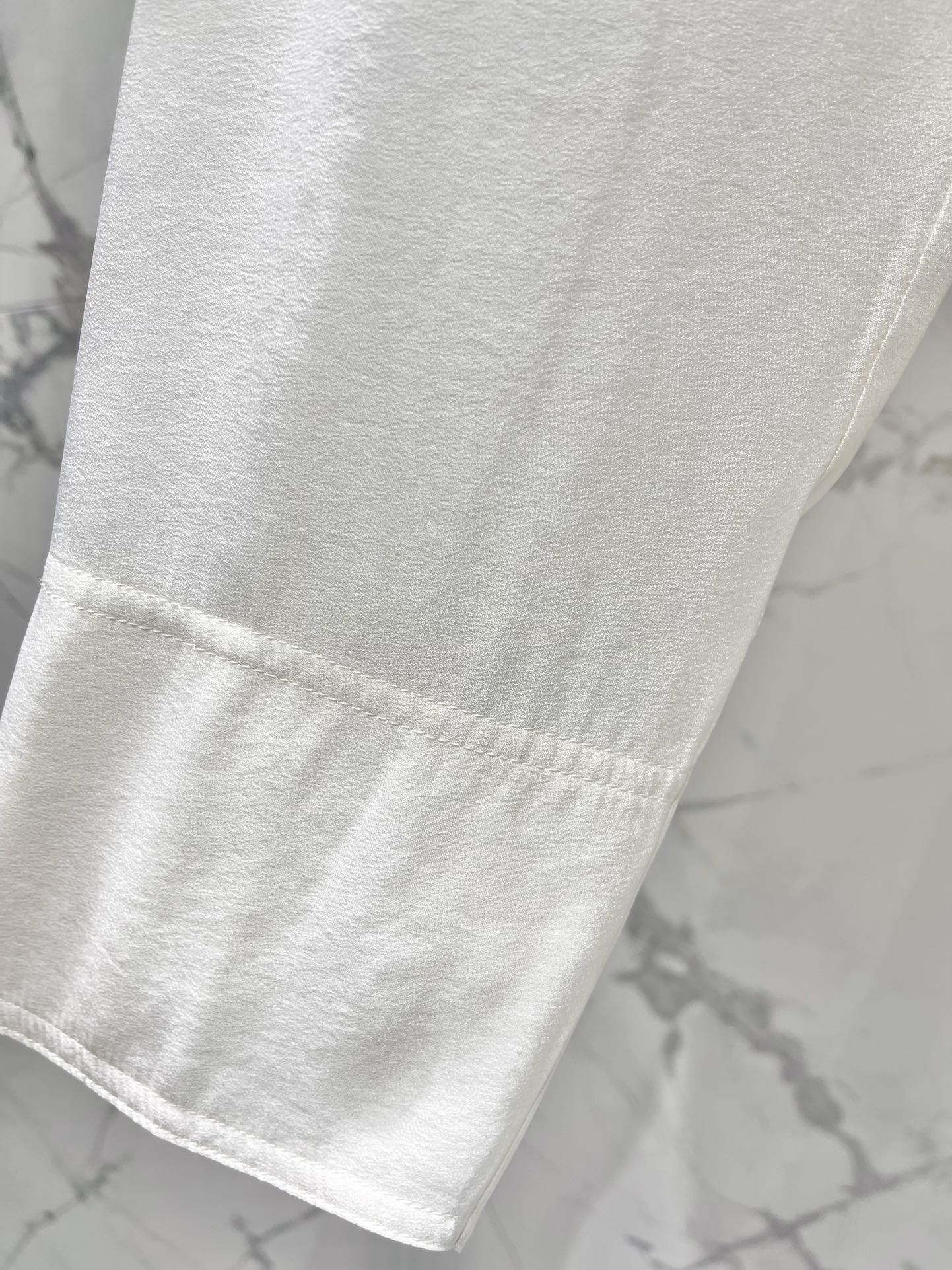 Блуза женская в стиле Balmain из гладкого текстиля белого цвета с драпированным воротником