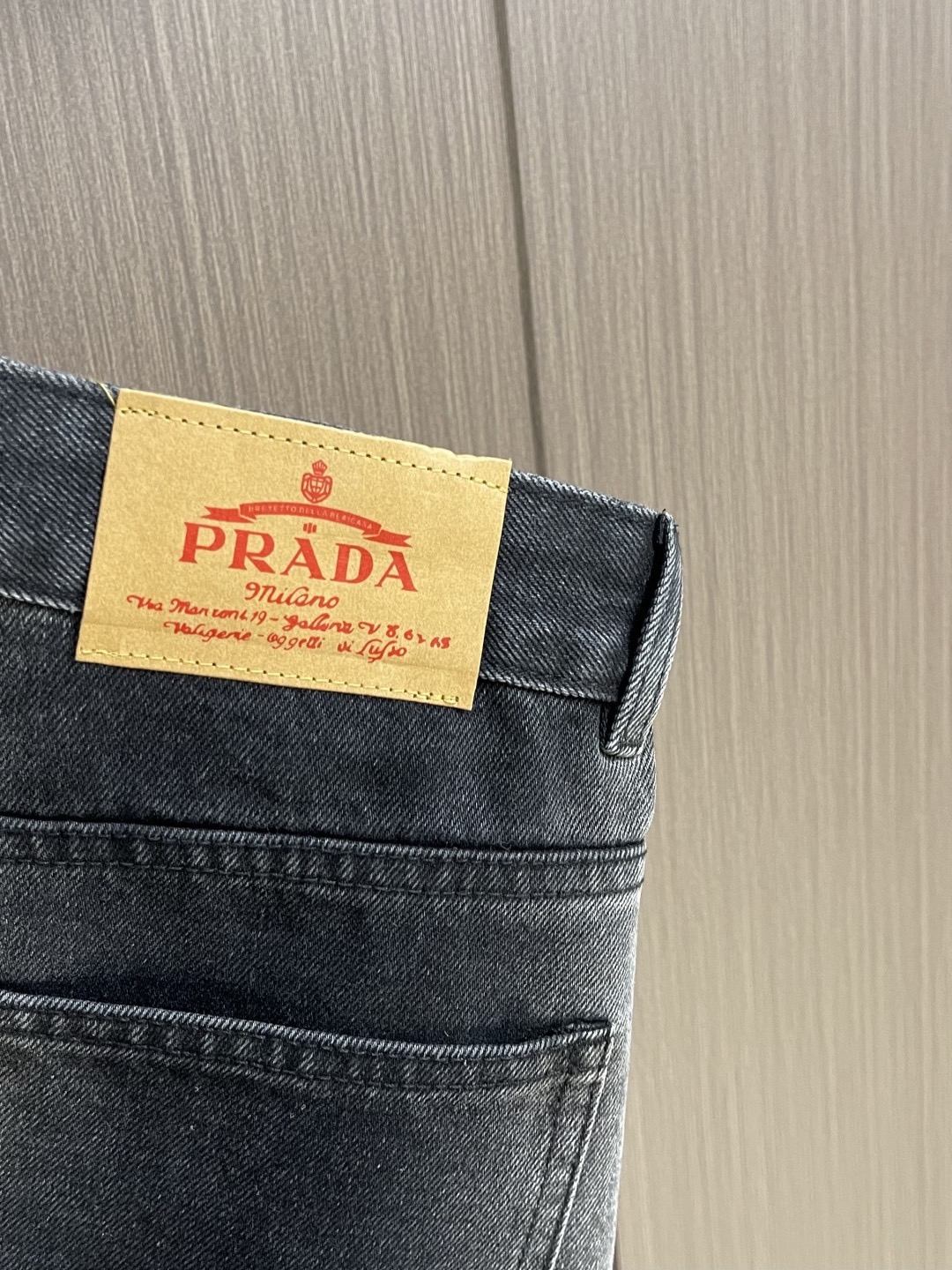 Джинсы мужские Prada градиентные серо-чёрного цвета прямого кроя