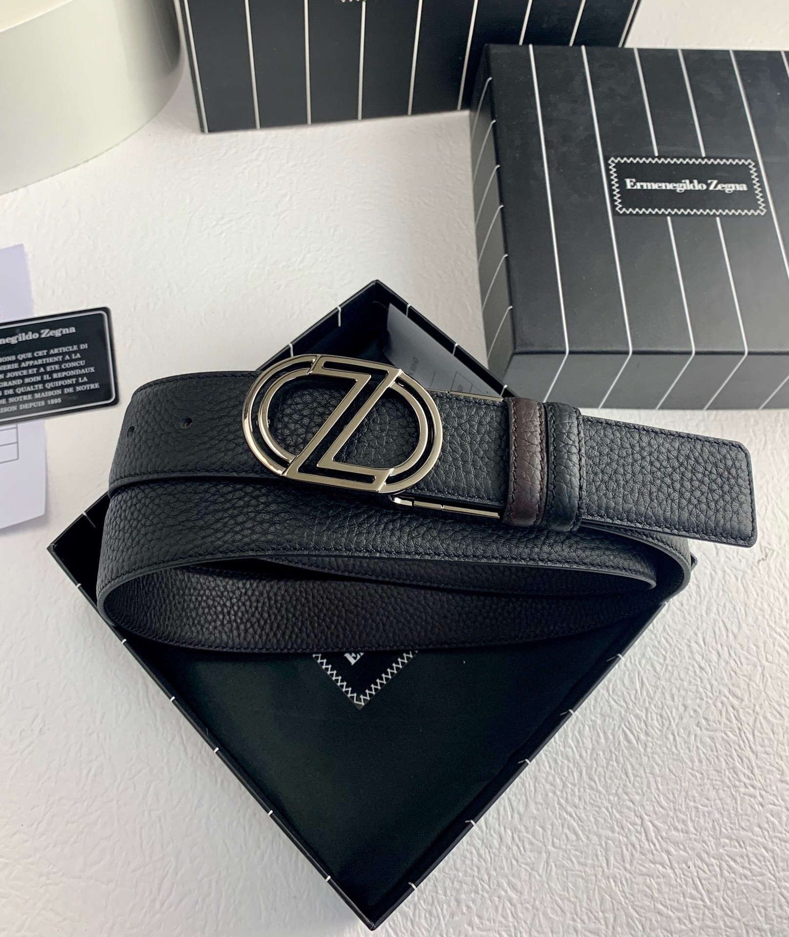 Ремень мужской двусторонний в стиле Ermenegildo Zegna из натуральной кожи чёрного и тёмно-коричневого цвета с фирменной пряжкой шириной 3.5 см