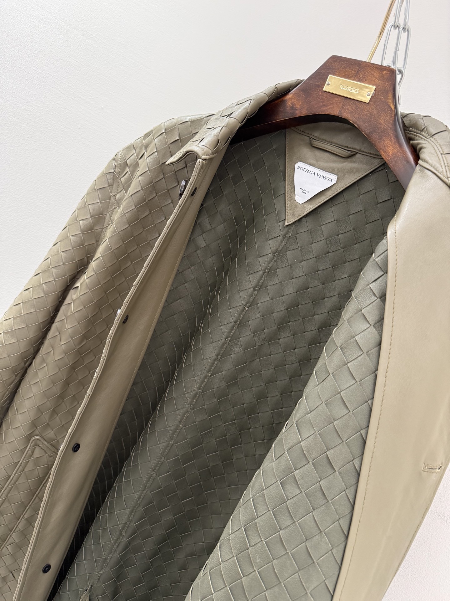 Пальто мужское в стиле Bottega Veneta оливково-бежевого цвета с плетением Intrecciato