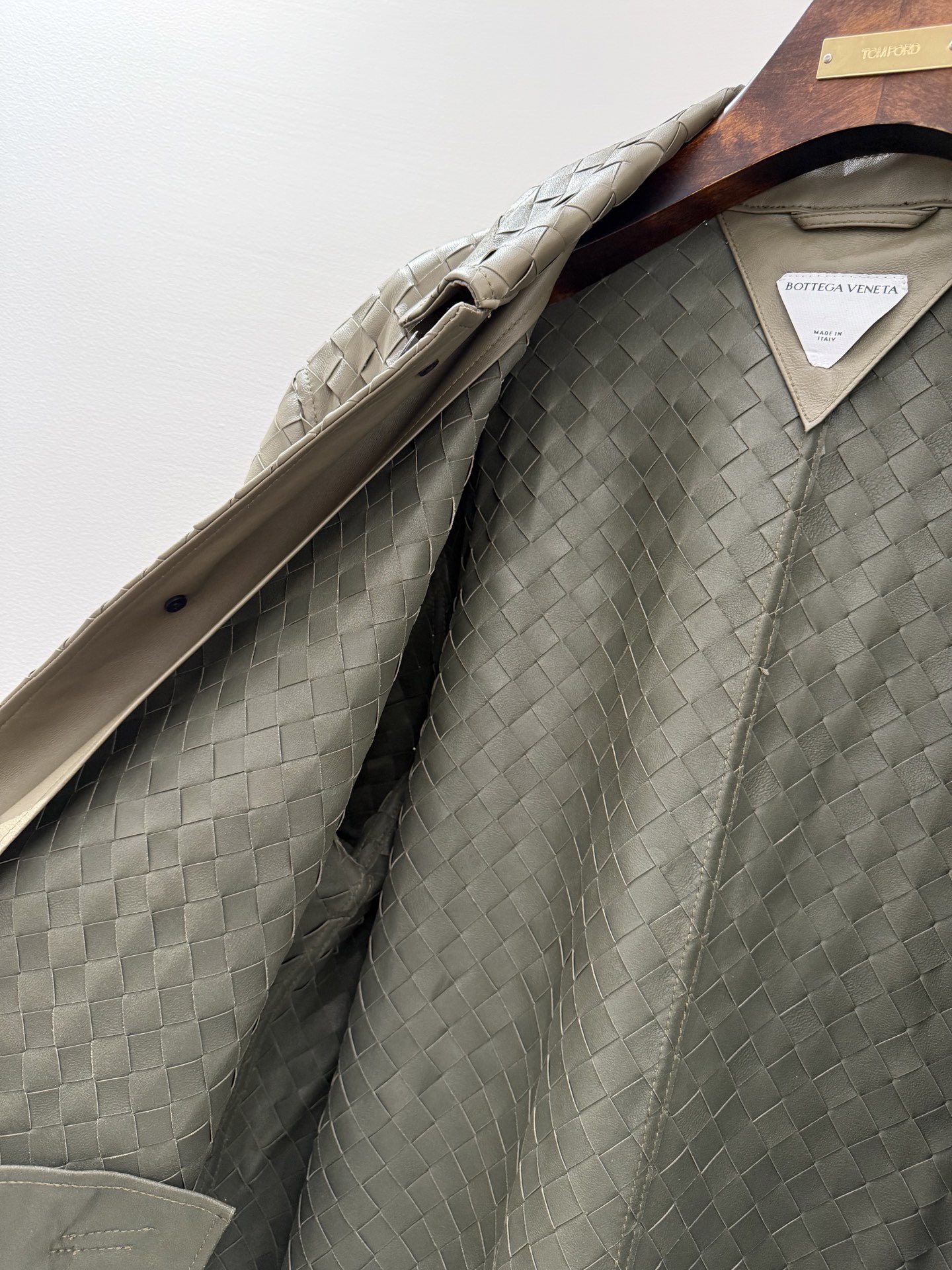 Пальто мужское в стиле Bottega Veneta оливково-бежевого цвета с плетением Intrecciato