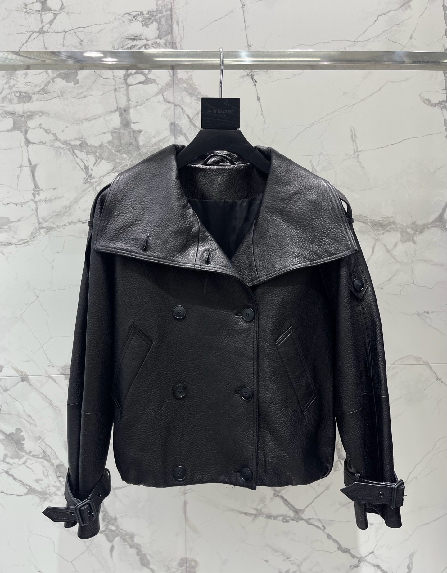 Тренч укороченный женский Acne Studios Cropped Leather Trench Coat чёрного цвета