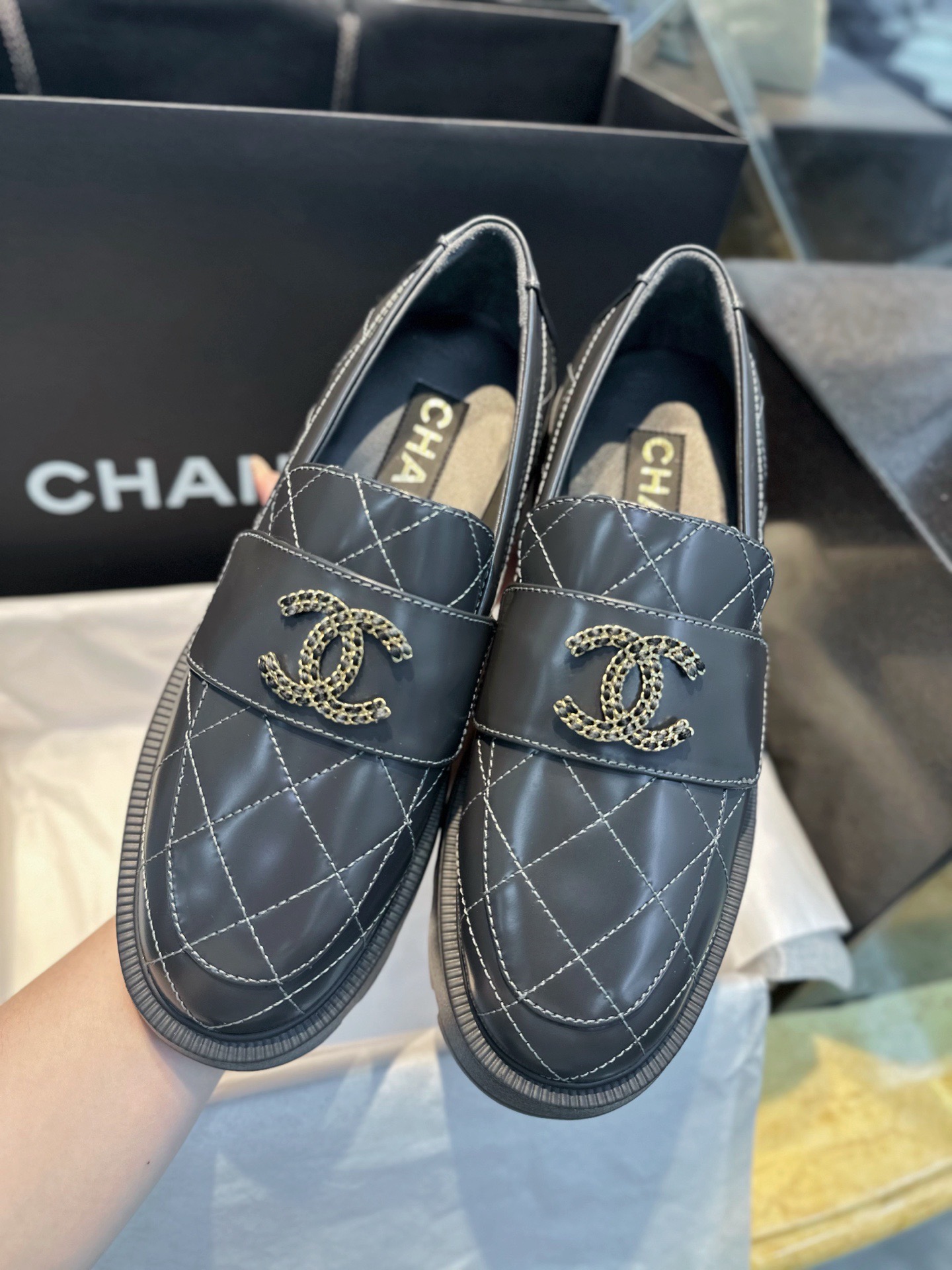 Лоферы женские в стиле Chanel 24B из натуральной кожи серого цвета