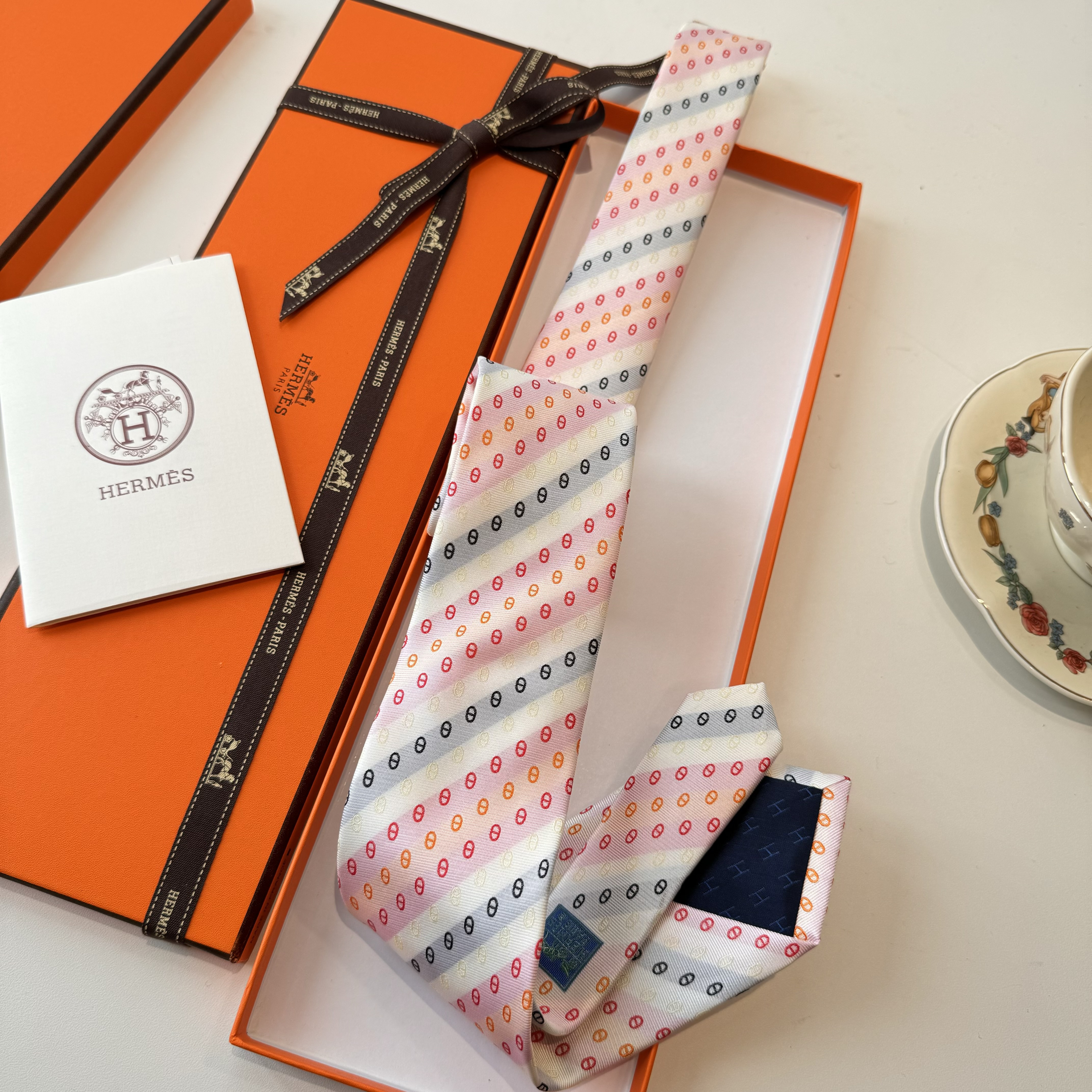Галстук мужской в стиле Hermès белого цвета с диагональным узором