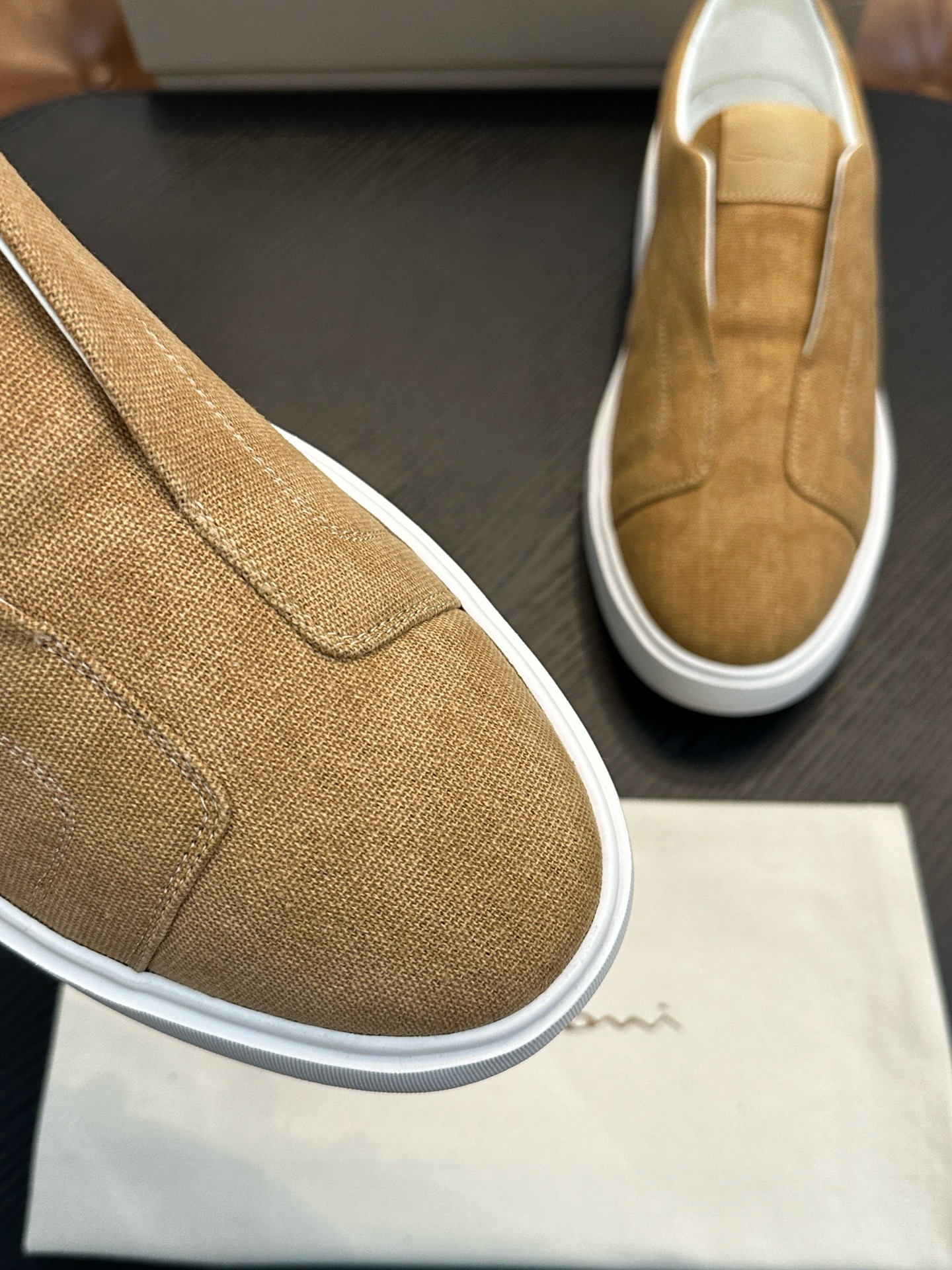 Слипоны мужские в стиле Santoni песочного цвета
