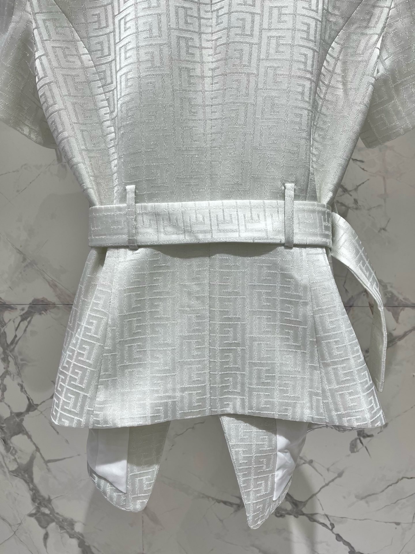 Жакет женский Balmain с монограммным узором и поясом