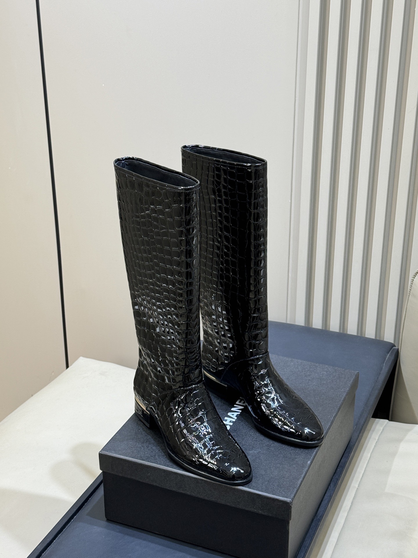 Сапоги женские Chanel Métiers d’art High Boots черного цвета