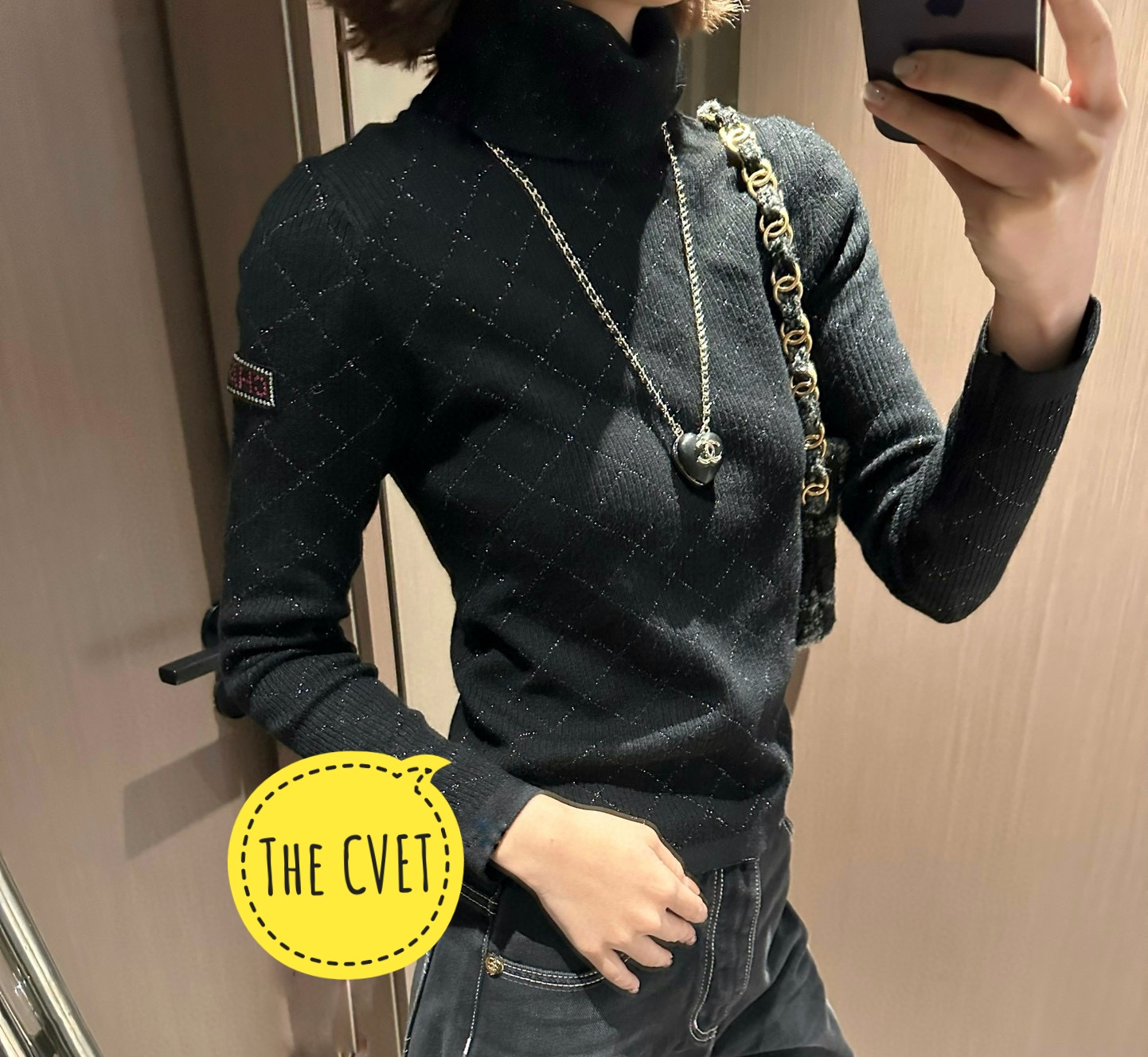 Свитер женский в стиле Chanel из шерстяного трикотажа чёрного цвета с ромбовым узором и высоким воротником