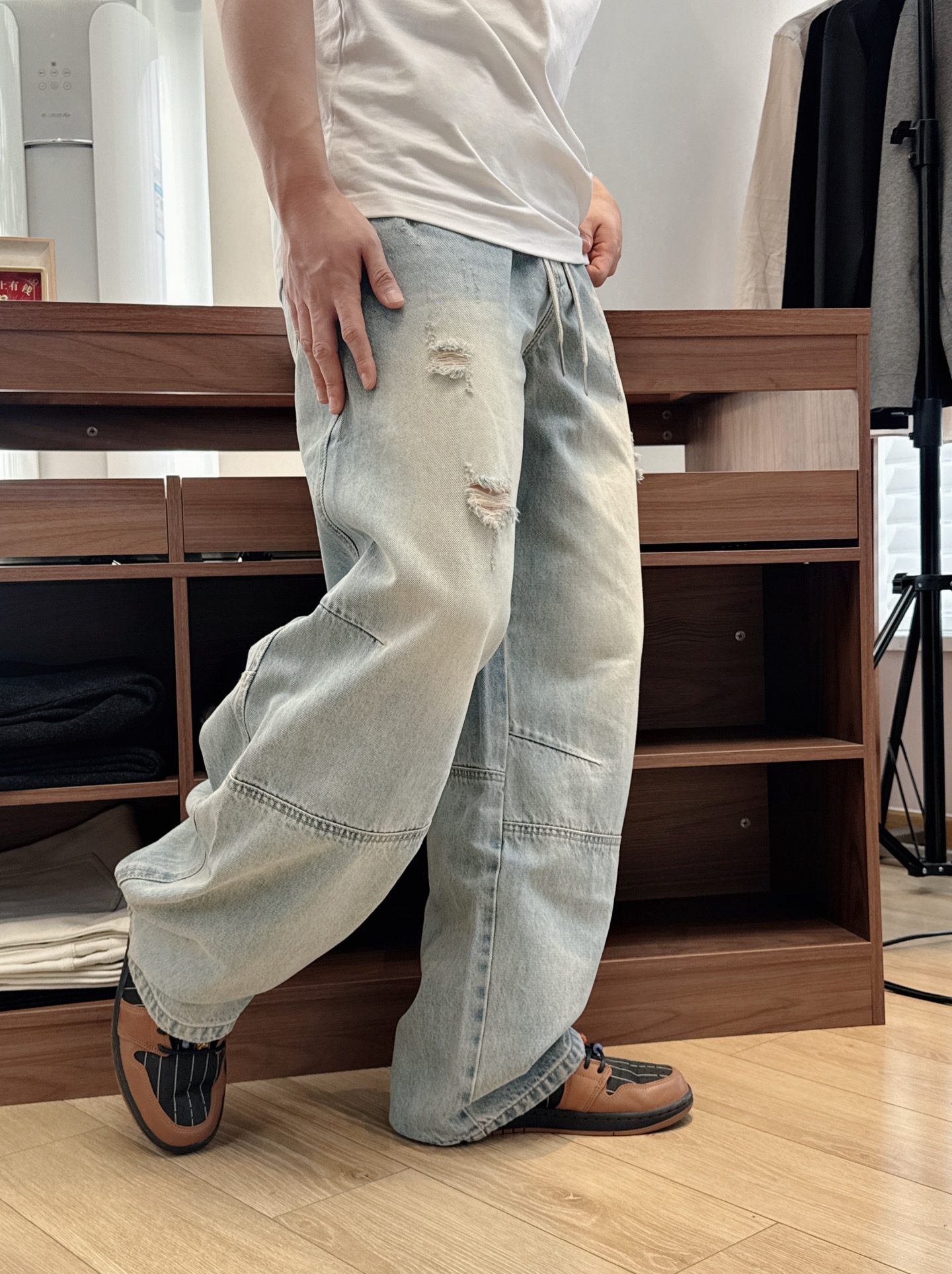 Джинсы мужские в стиле Bottega Veneta из денима синего цвета свободного кроя