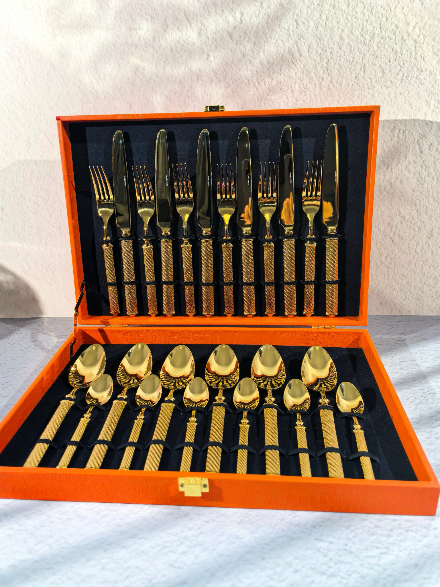 Набор столовых приборов в стиле Hermès золотого цвета в подарочном кейсе (24 предмета)