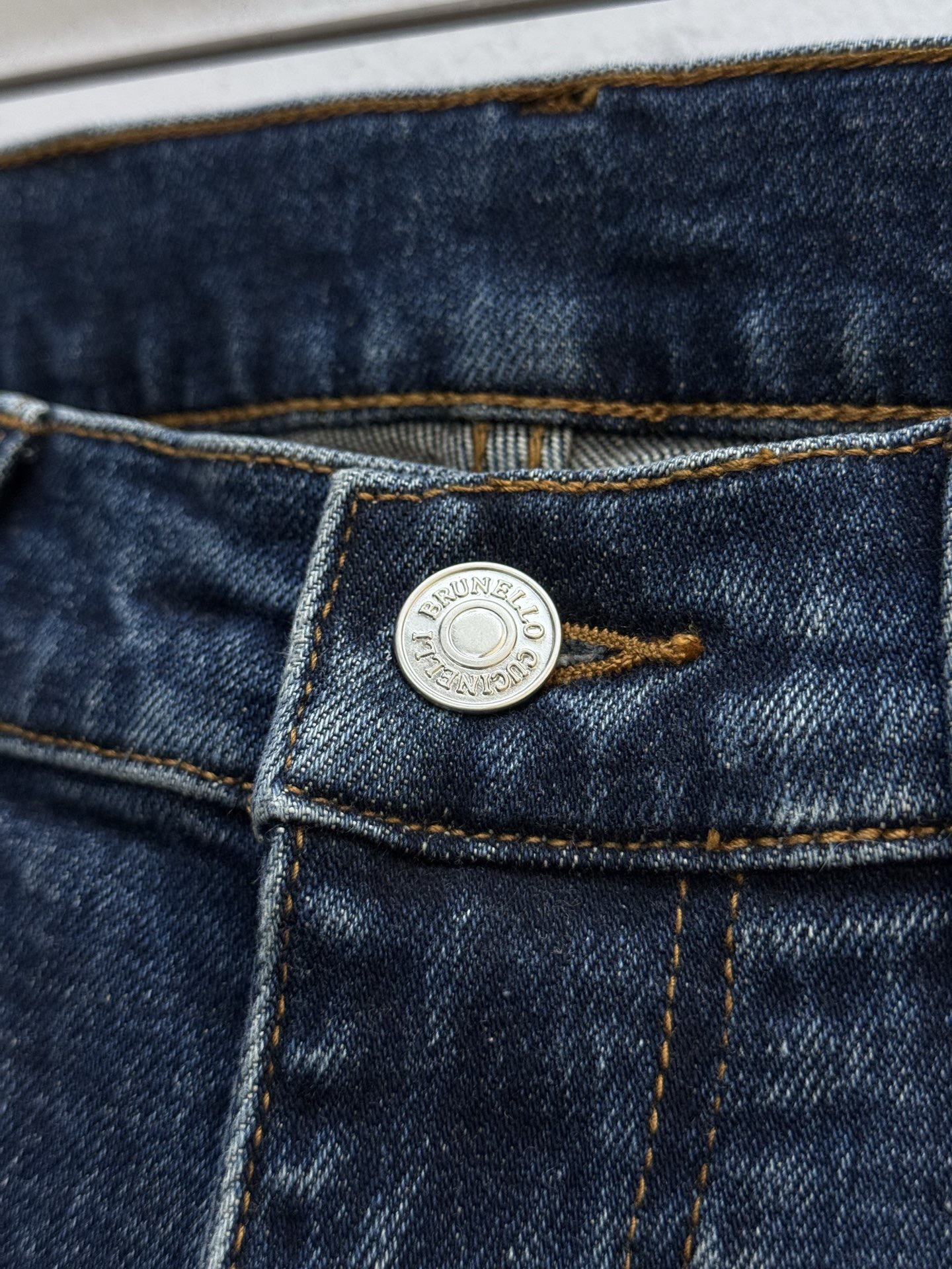 Джинсы мужские в стиле Zegna синего цвета с кожаным патчем