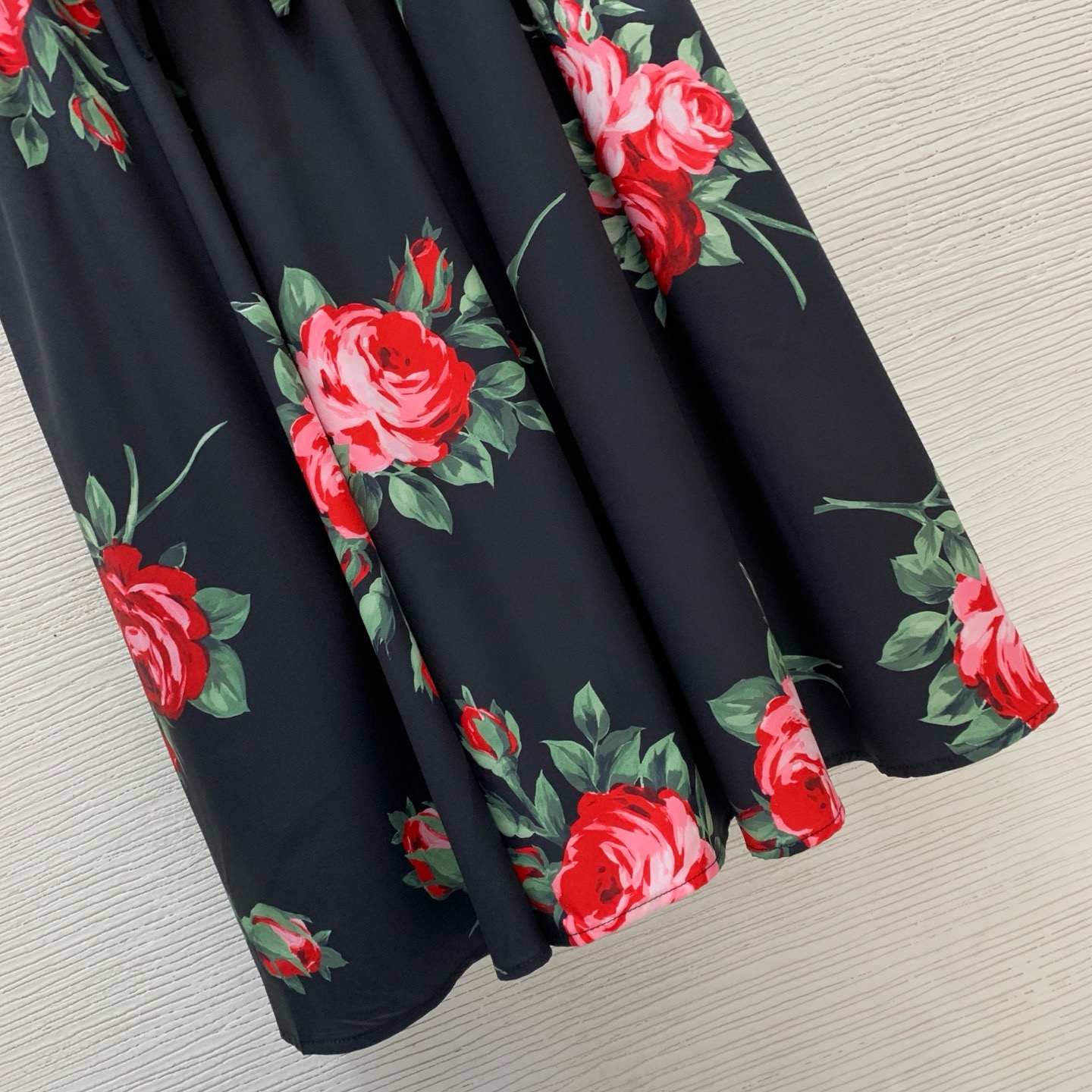 Платье женское Dolce & Gabbana чёрного цвета с красными розами