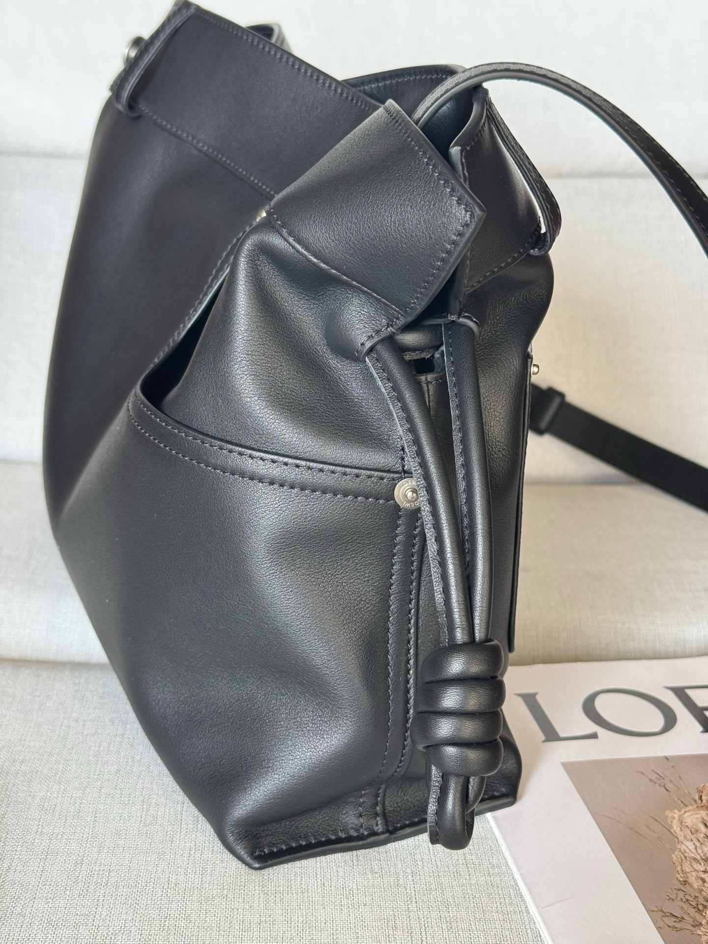 Сумка женская в стиле Loewe Flamenco Medium чёрного цвета