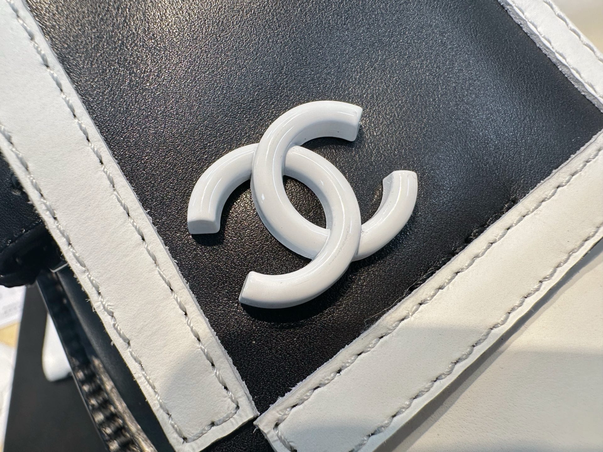 Лоферы женские Chanel 24B чёрно-белого цвета на утолщённой подошве