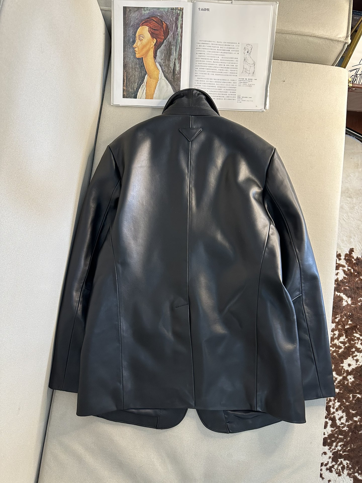 Куртка женская в стиле Prada из натуральной кожи чёрного цвета с классическим кроем