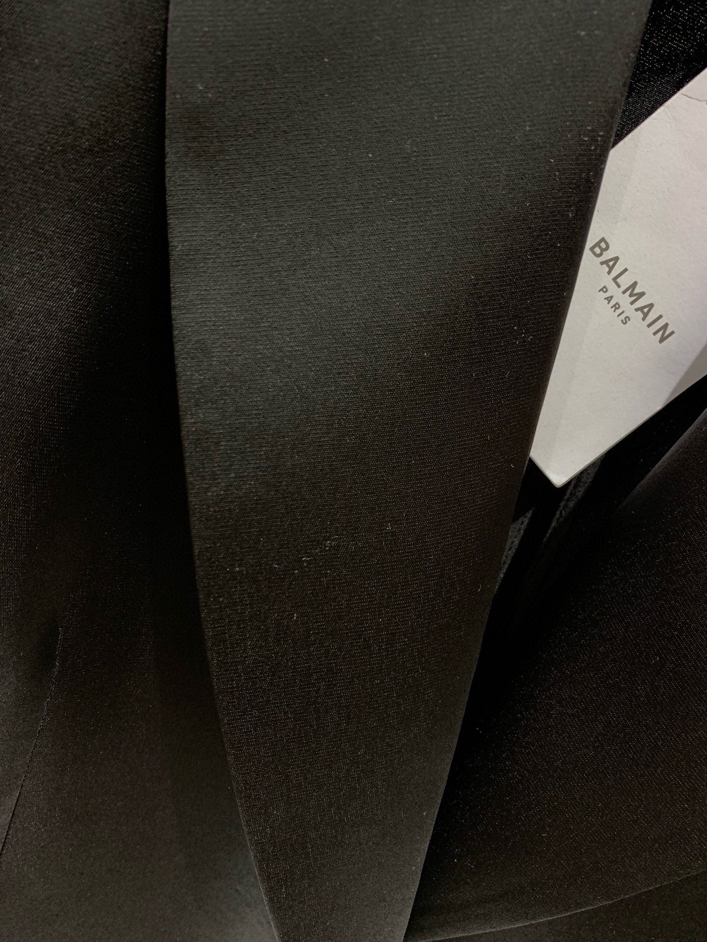 Пиджак женский в стиле Balmain чёрного цвета с золотыми пуговицами