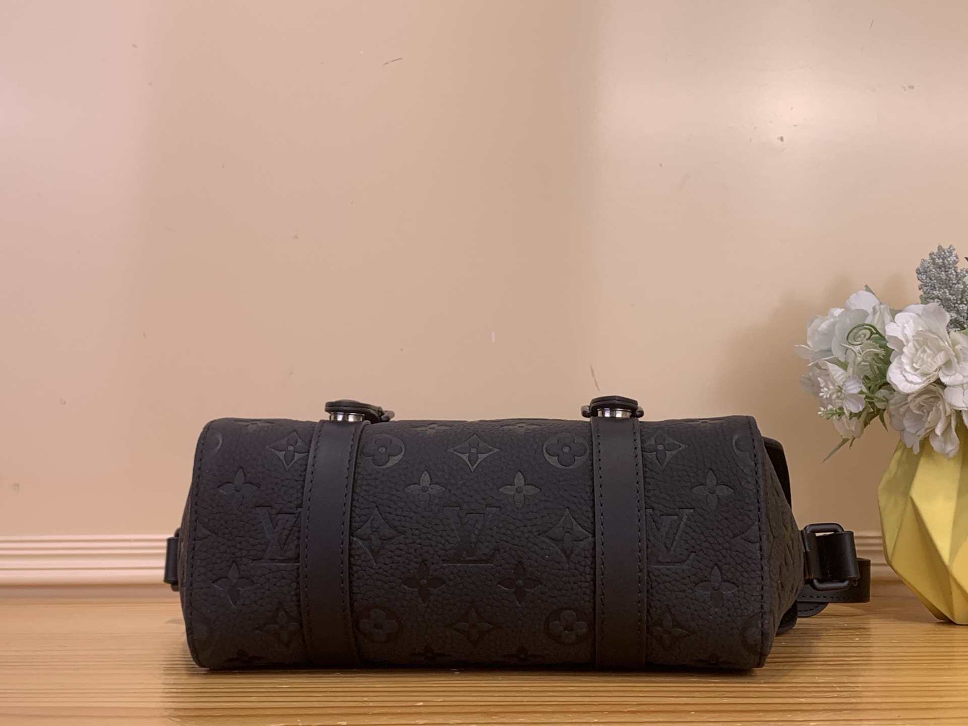 Сумка унисекс в стиле Louis Vuitton Christopher Messenger чёрная Empreinte