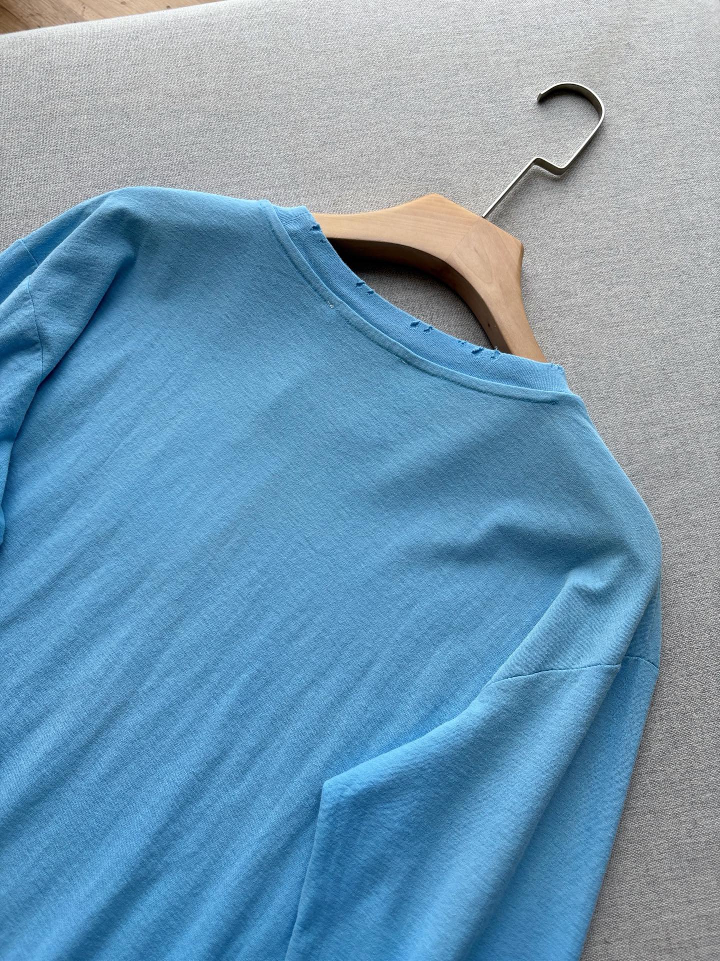 Лонгслив унисекс в стиле Acne Studios из хлопка и льна голубого цвета свободного кроя