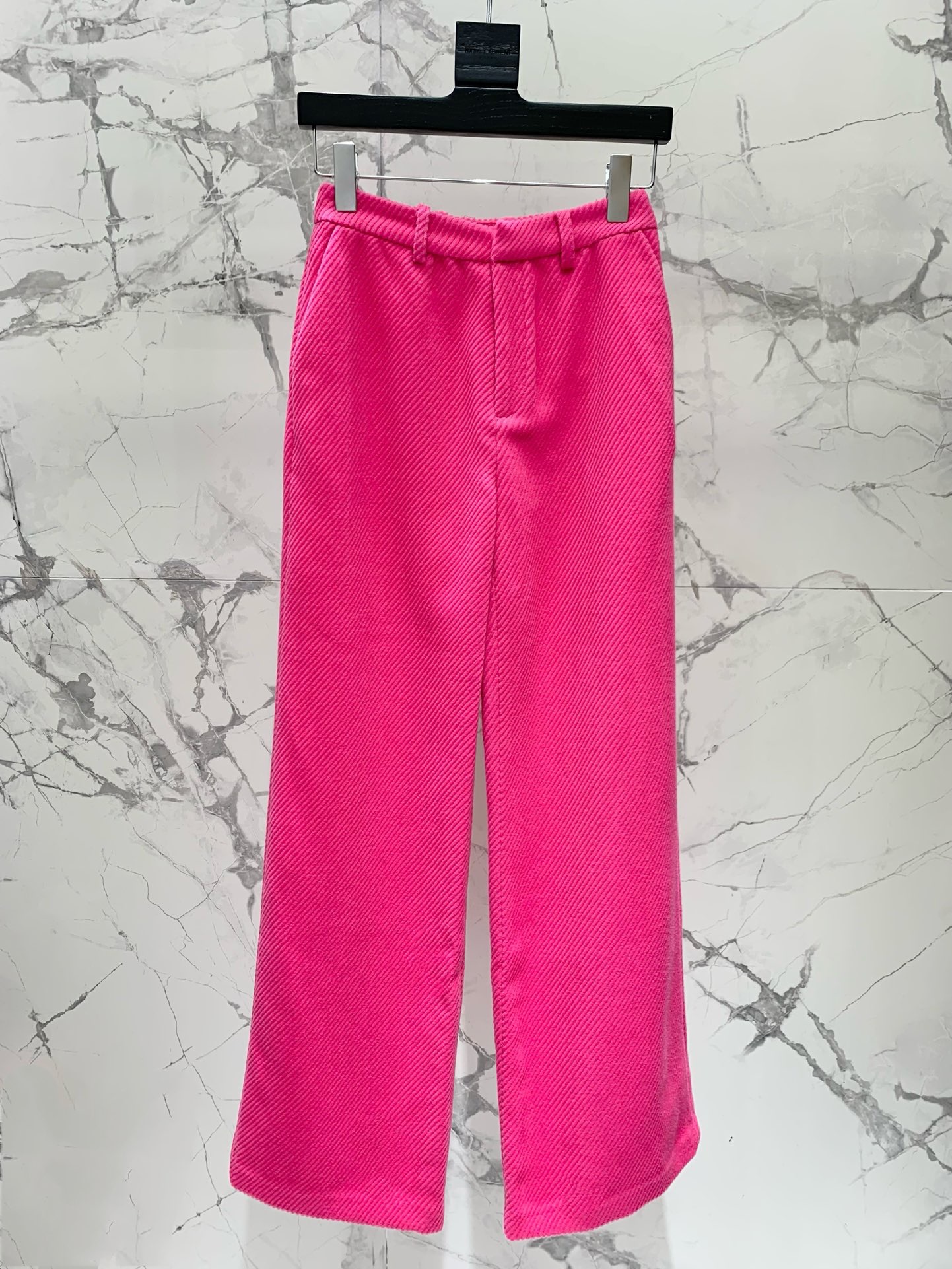 Брюки женские в стиле Saint Laurent из текстурной ткани ярко-розового цвета с широким силуэтом